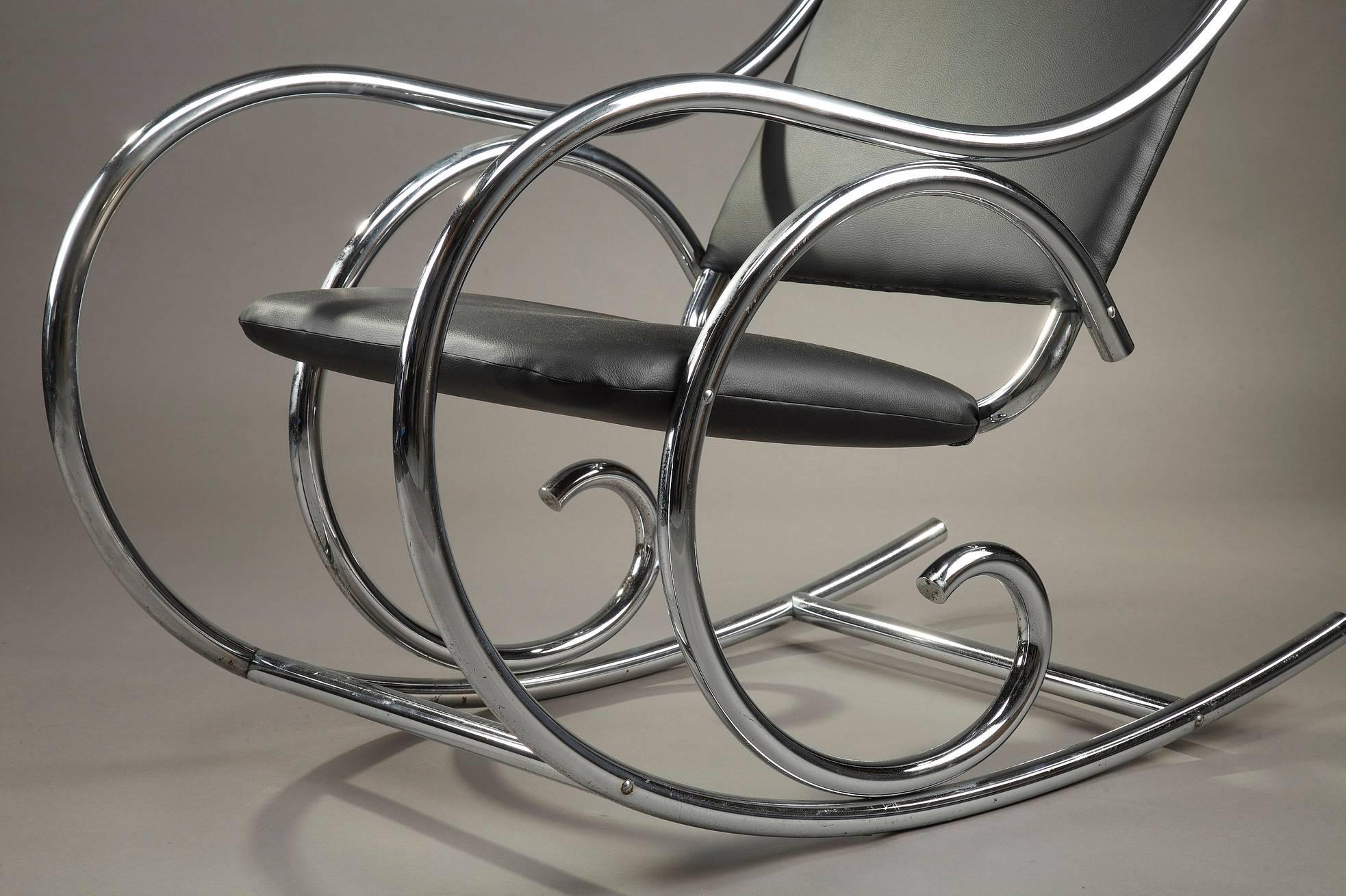 1950s rocking chair in Thonet style. It is composed of a black leatherette upholstered seat and back with oval top, above scrolling arms and undulating legs inspired by the Art Nouveau style. 

Michaël Thonet began, circa 1830 to experiment with