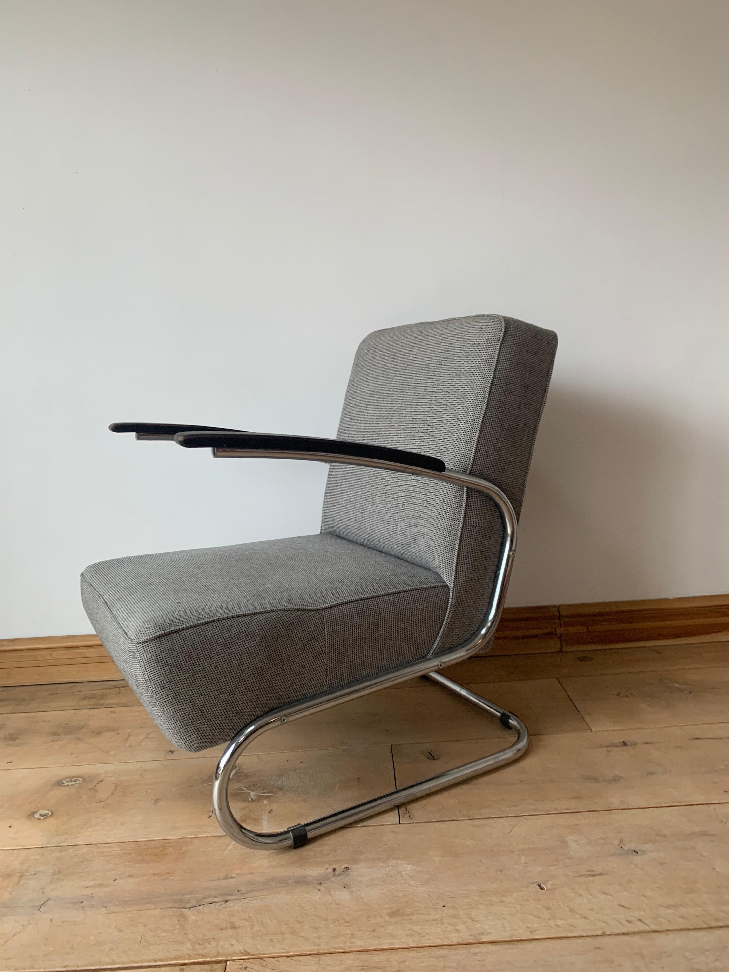 The outstanding properties of this armchair are elegance, timelessness and exceptional seating comfort. Added is a lightness that only a cantilever model can have. Designed in 1932 by the Thonet design team. Undoubtedly one of the icons of modernist