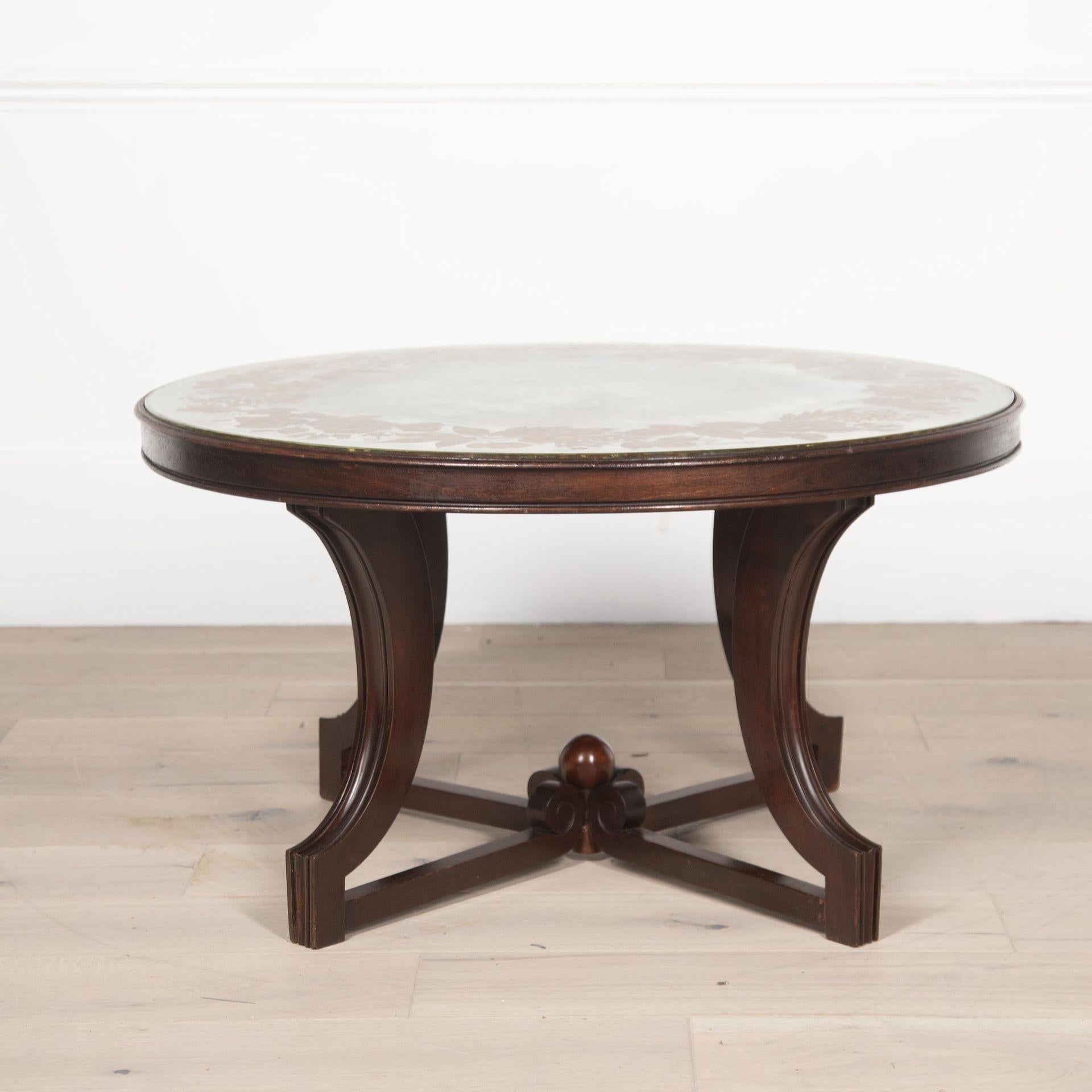 Preciosa mesa de centro Art Decó del siglo XX con tablero de espejo eglomizado. Base de madera tintada oscura.