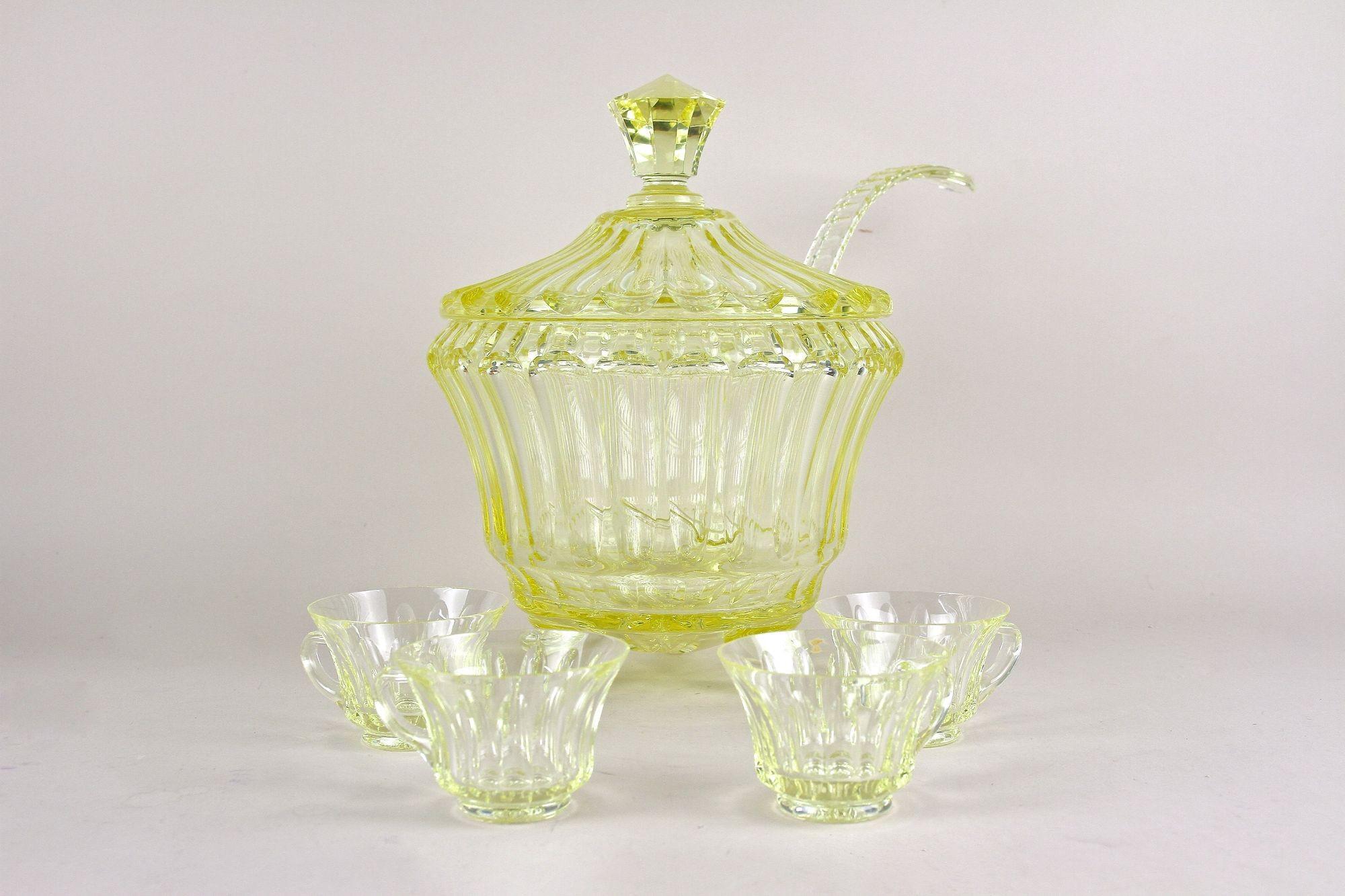 Fantastique service de bol à punch jaune citron du début de la période Art Déco en Bohemia - République Tchèque vers 1920. Le grand bol jaune en verre taillé, au design raffiné, avec son couvercle en verre massif, doté d'une fente pour la louche en