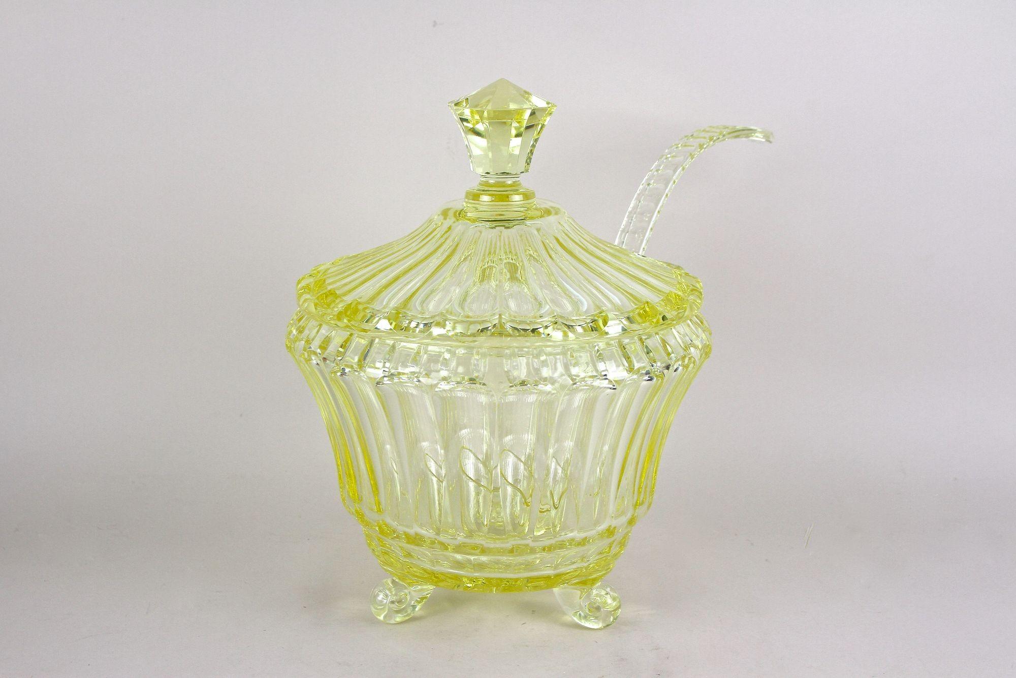 Art déco Service à punch en cristal Art Déco jaune citron du 20e siècle, Bohemia vers 1920 en vente