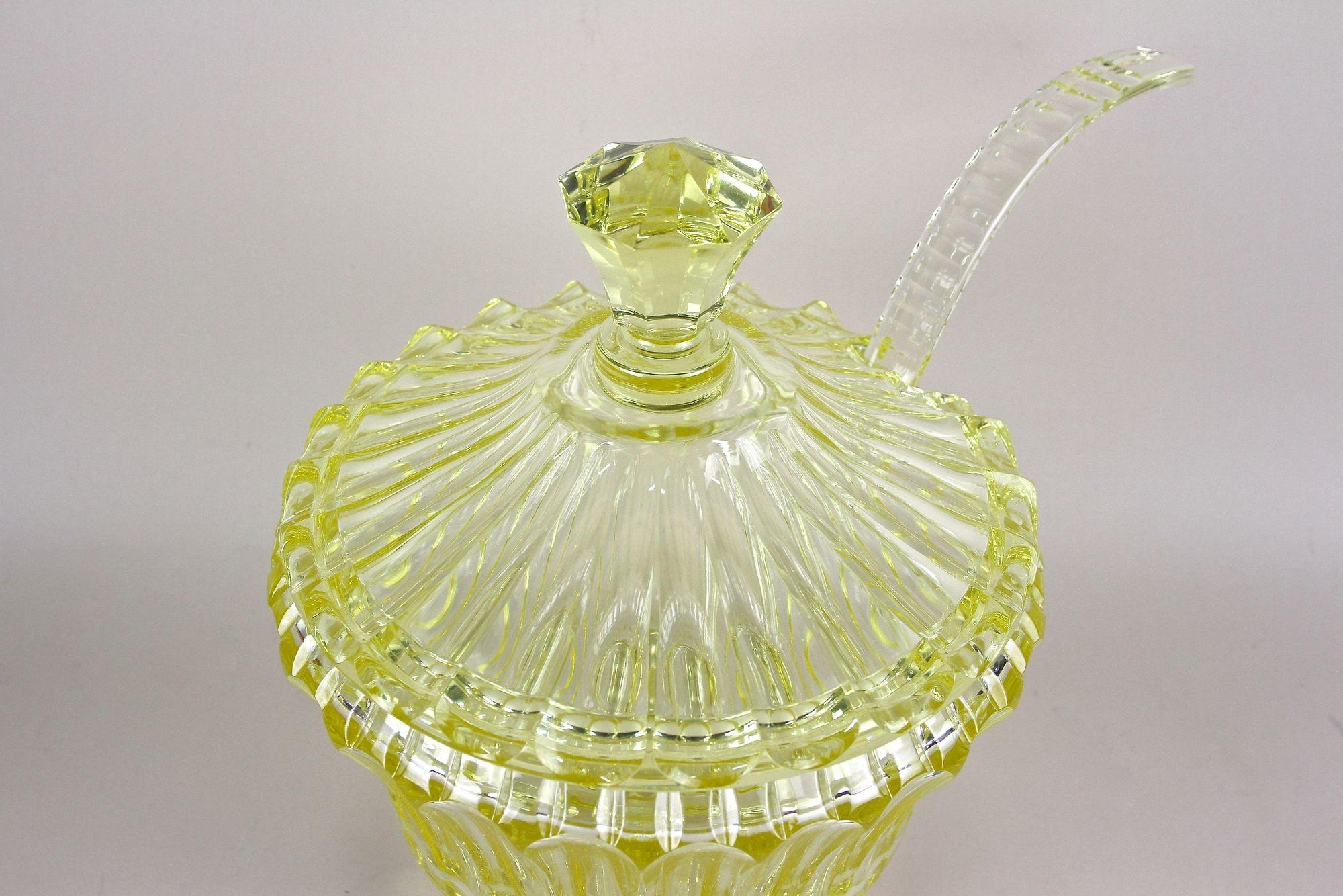 Tchèque Service à punch en cristal Art Déco jaune citron du 20e siècle, Bohemia vers 1920 en vente