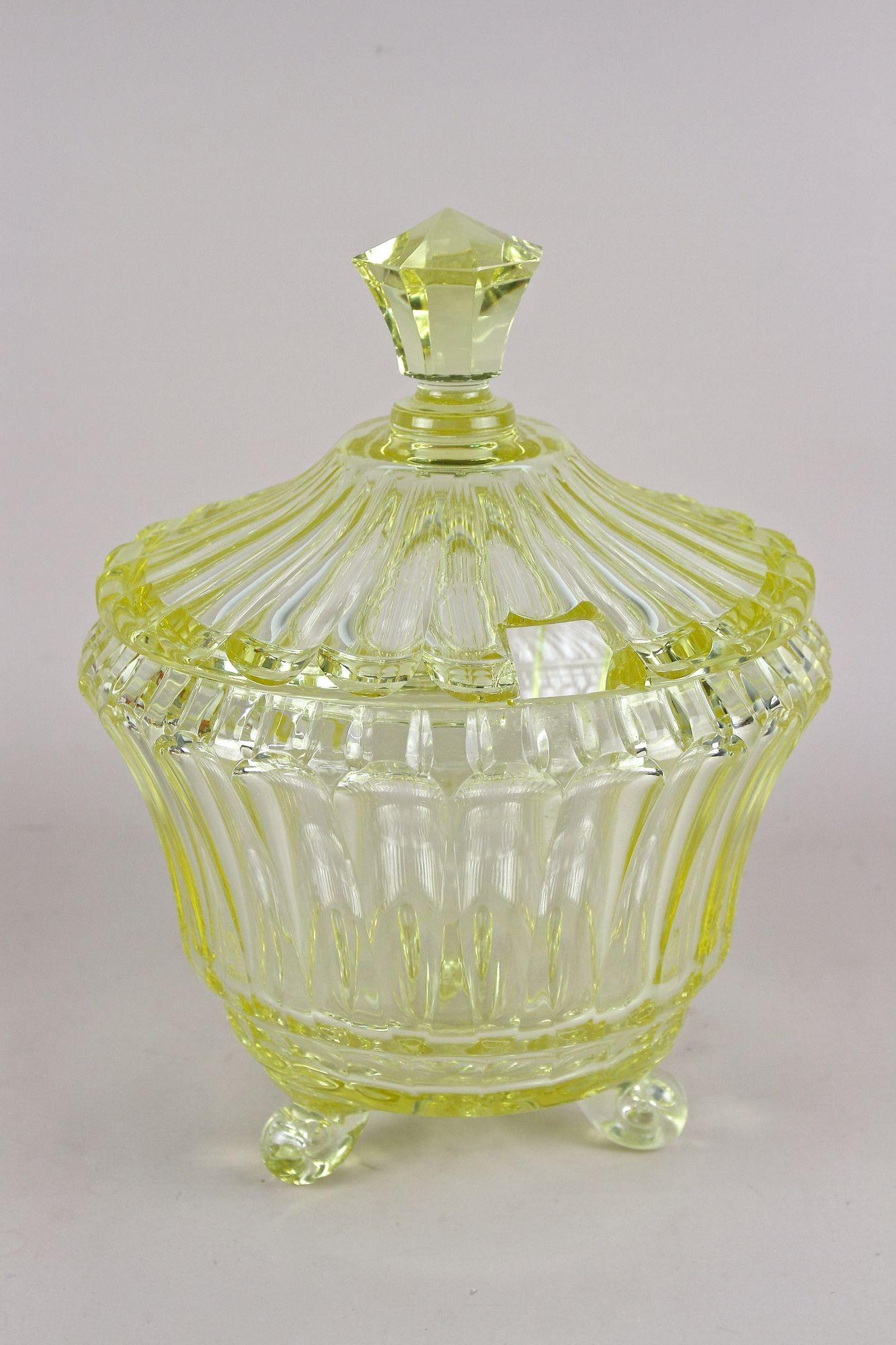 Fait main Service à punch en cristal Art Déco jaune citron du 20e siècle, Bohemia vers 1920 en vente