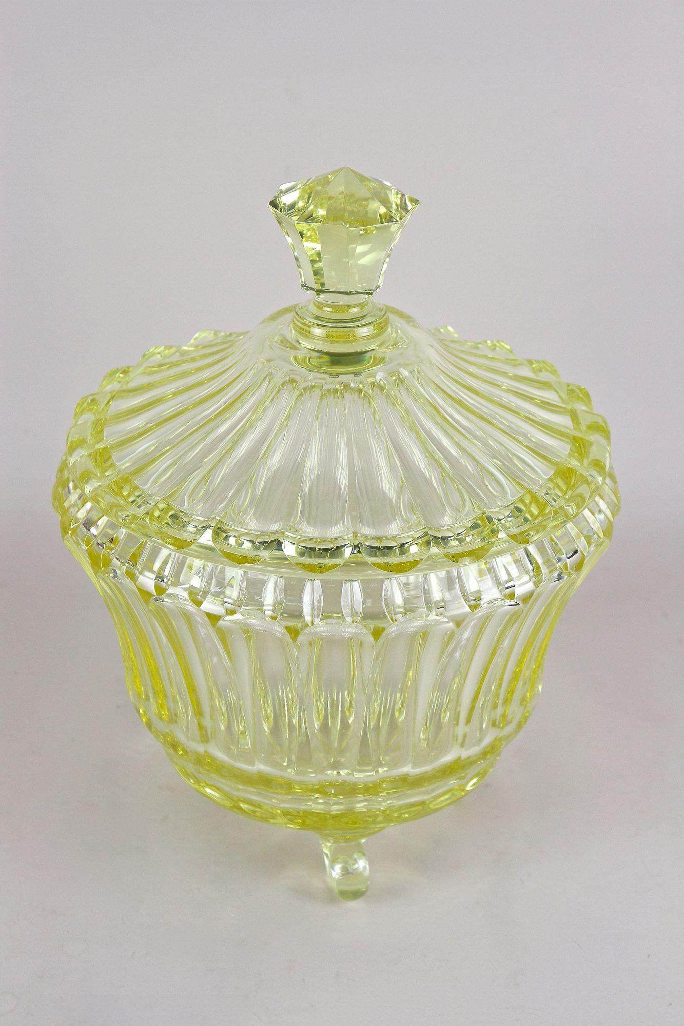 20ième siècle Service à punch en cristal Art Déco jaune citron du 20e siècle, Bohemia vers 1920 en vente