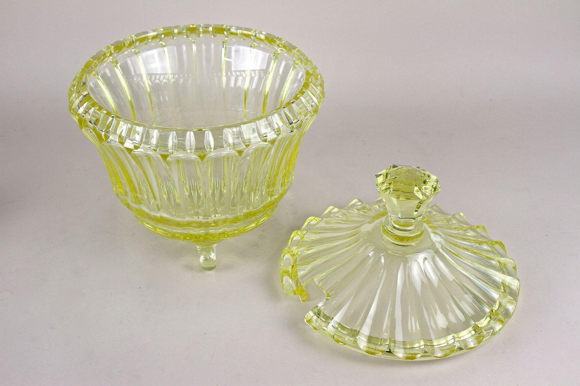 Verre Service à punch en cristal Art Déco jaune citron du 20e siècle, Bohemia vers 1920 en vente