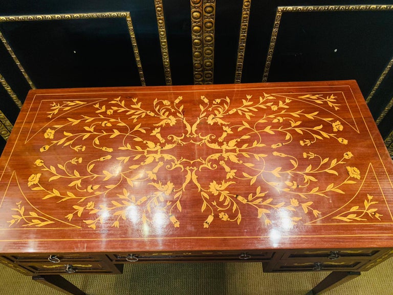 20th Century Classic Desk in the antique Style of Classicism with Inlays  In Good Condition In Berlin, DE