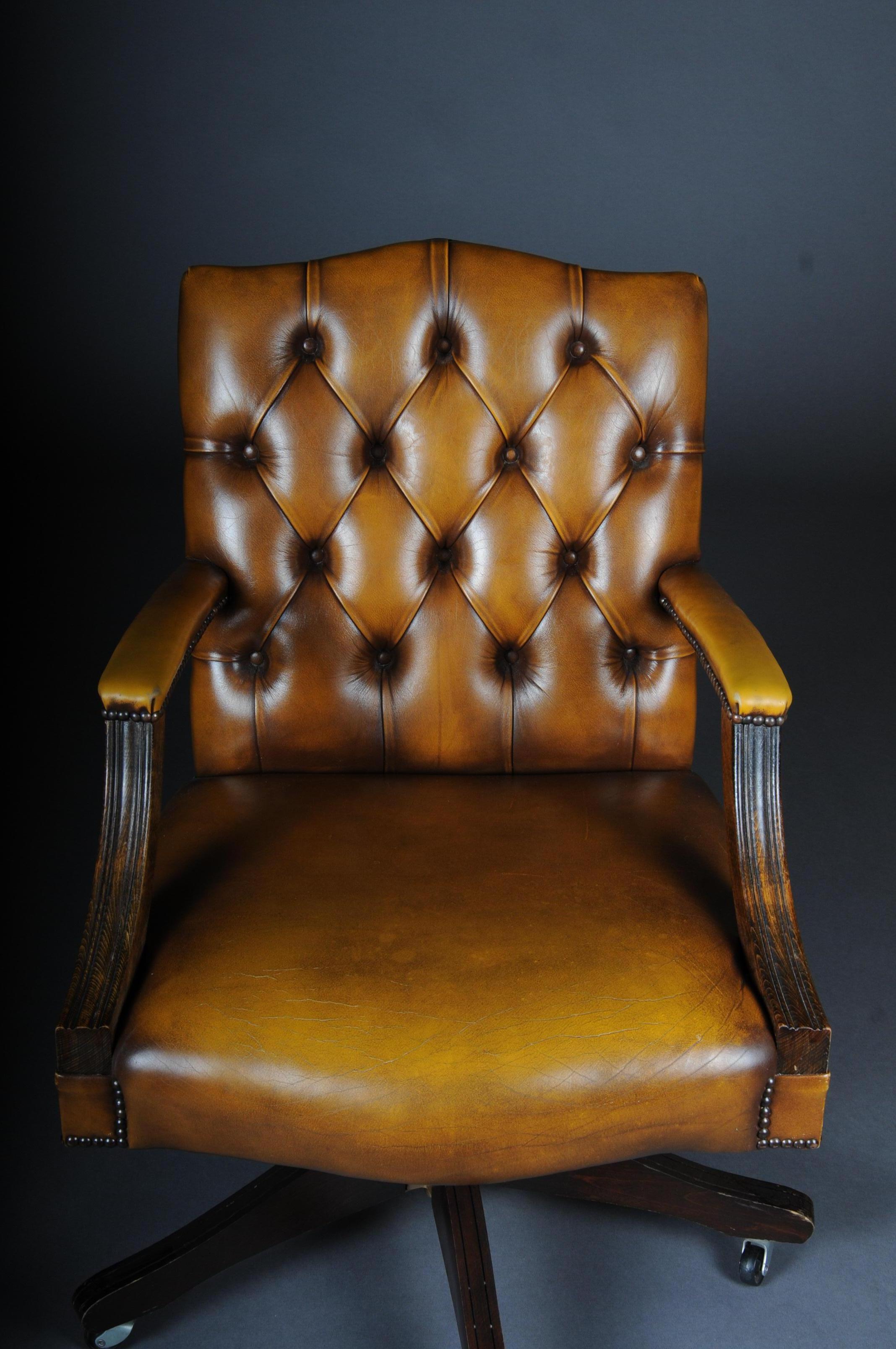 20th Century Classic English Armchair / Leather Armchair 7