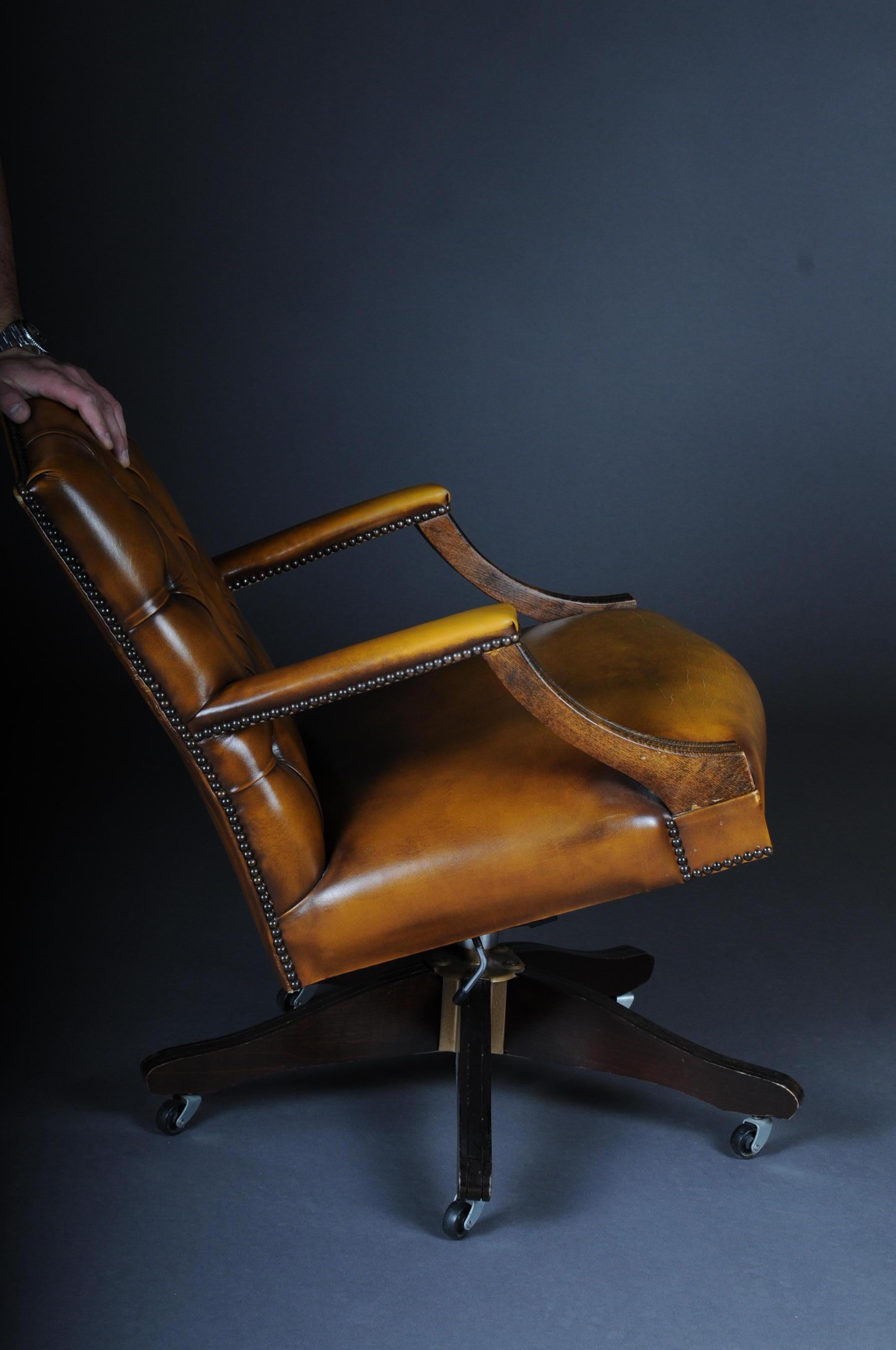 20th Century Classic English Armchair / Leather Armchair 8