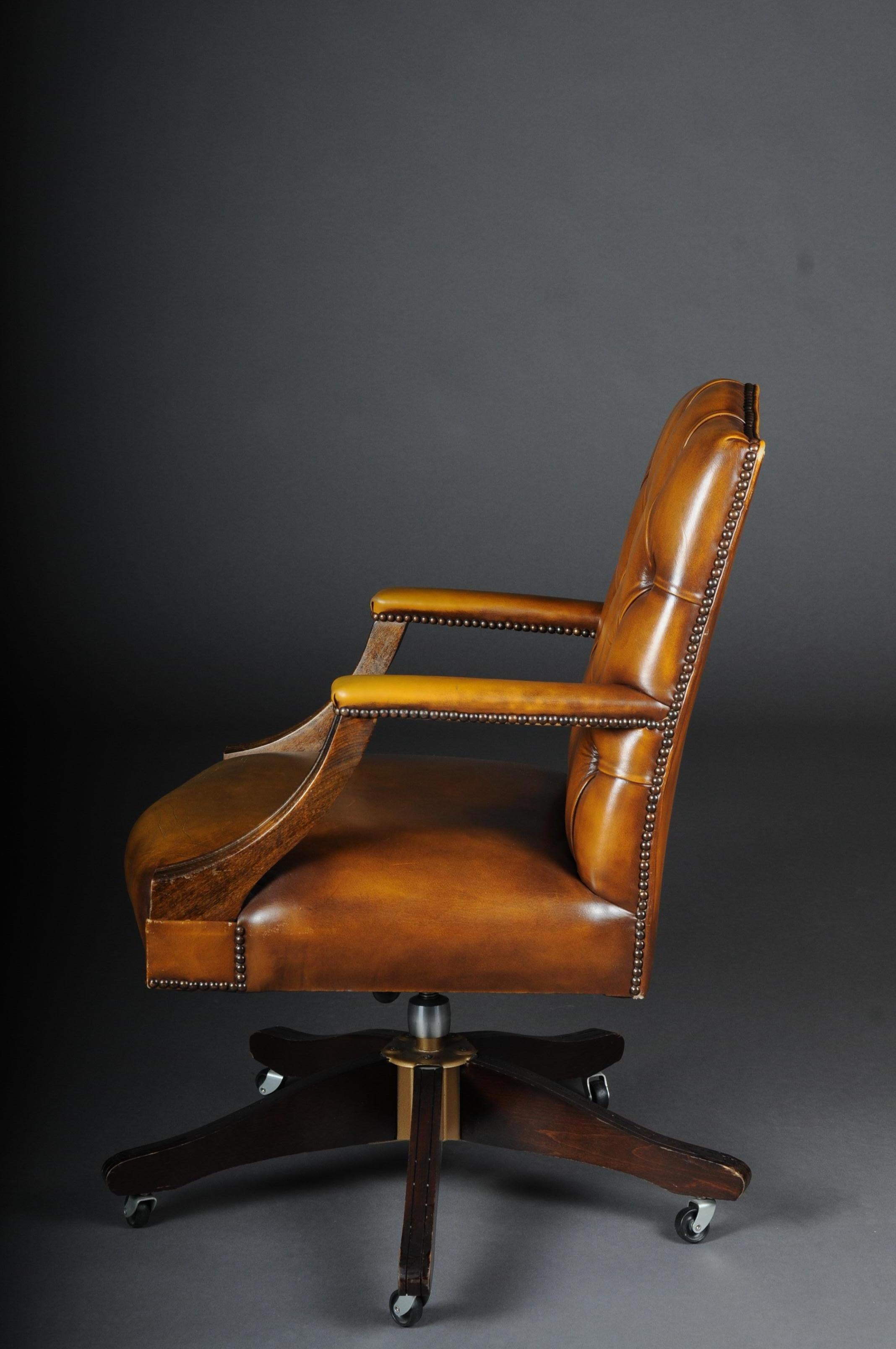 20th Century Classic English Armchair / Leather Armchair 2