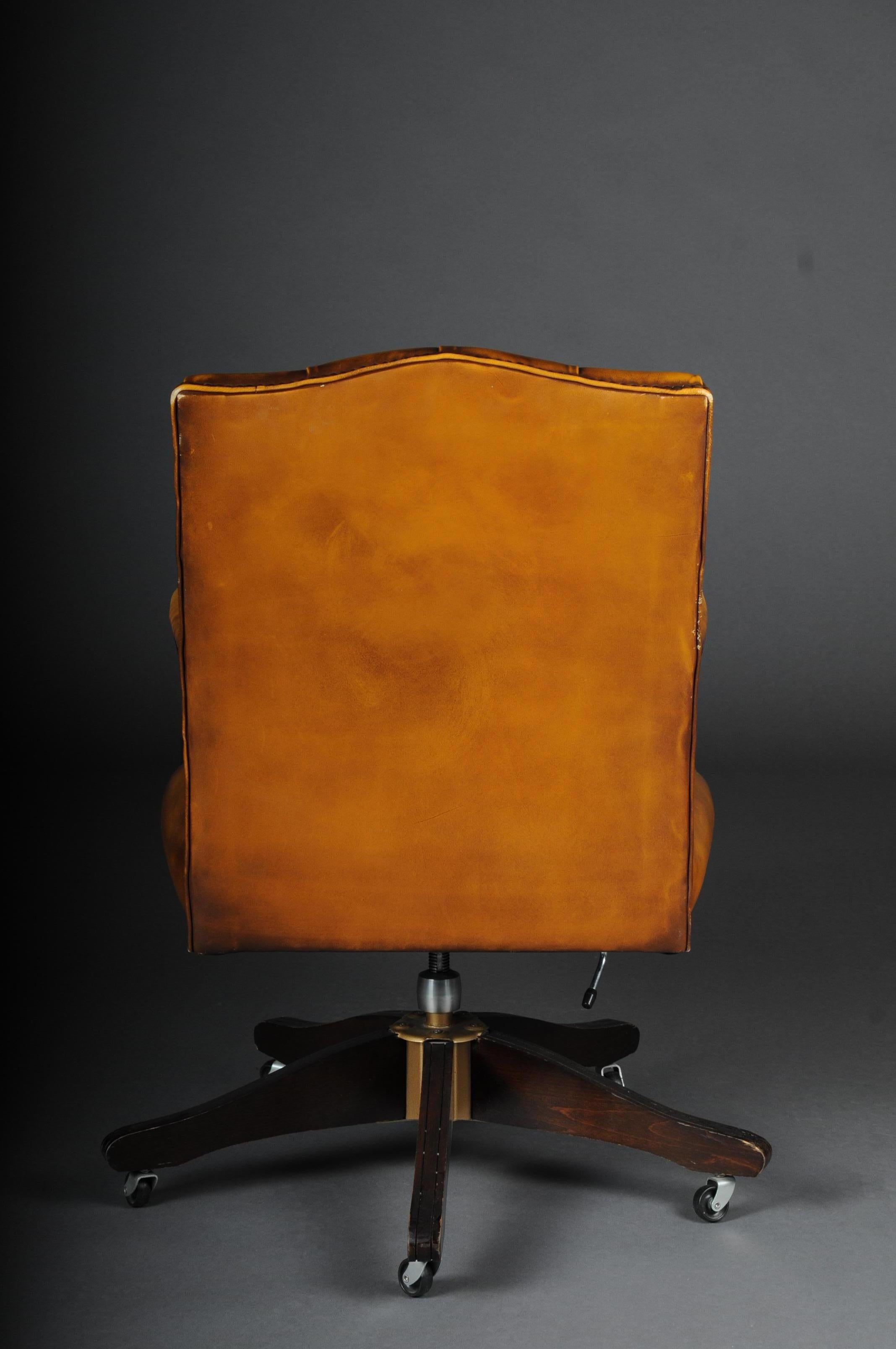 20th Century Classic English Armchair / Leather Armchair 3