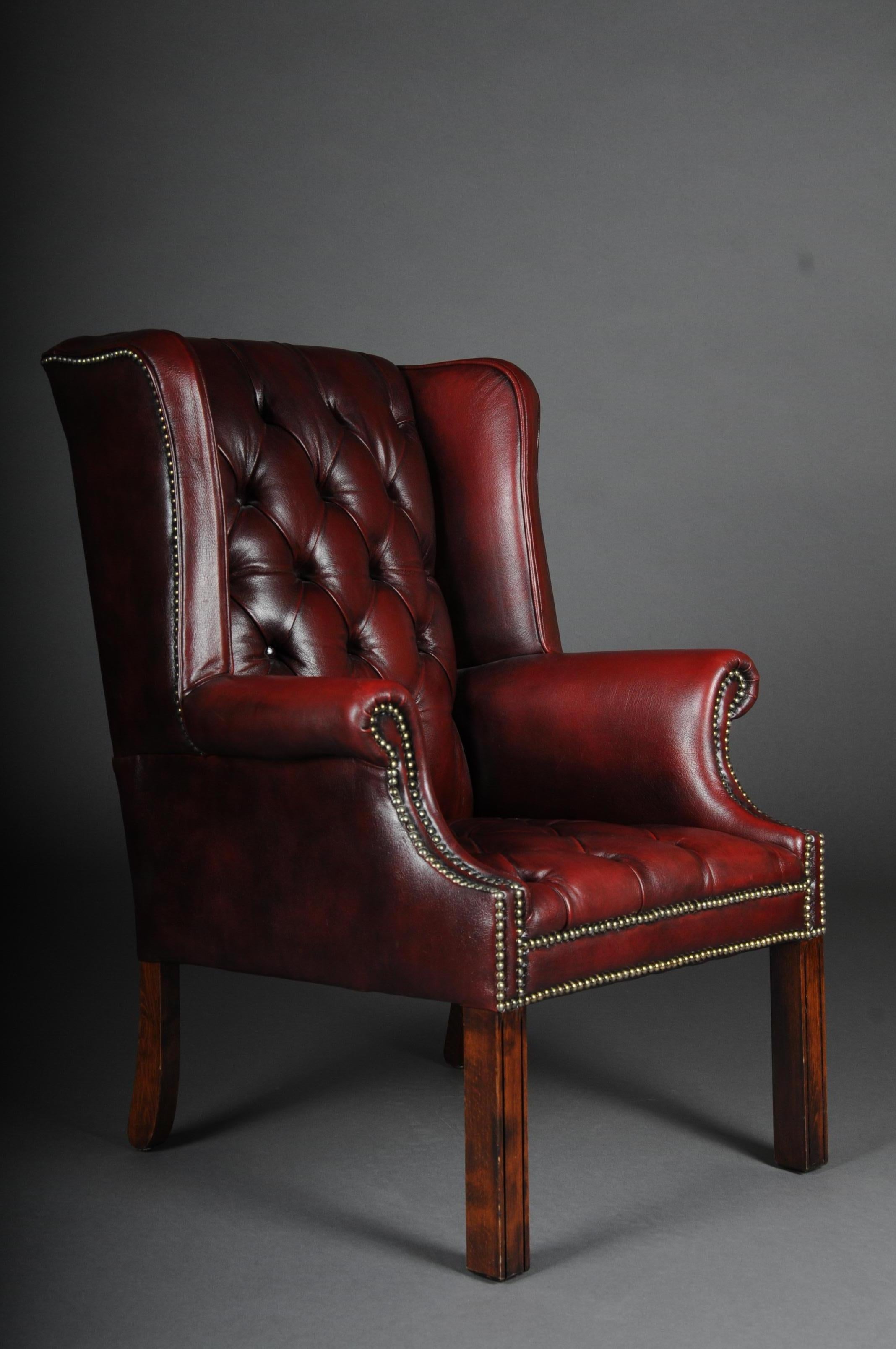 20th century Classic English Chesterfield Earsback chair, leather
mahogany stained wooden frame. Complete leather upholstery in Chesterfield. Classic shape and extremely comfortable, 20th century.

(B-167).
 