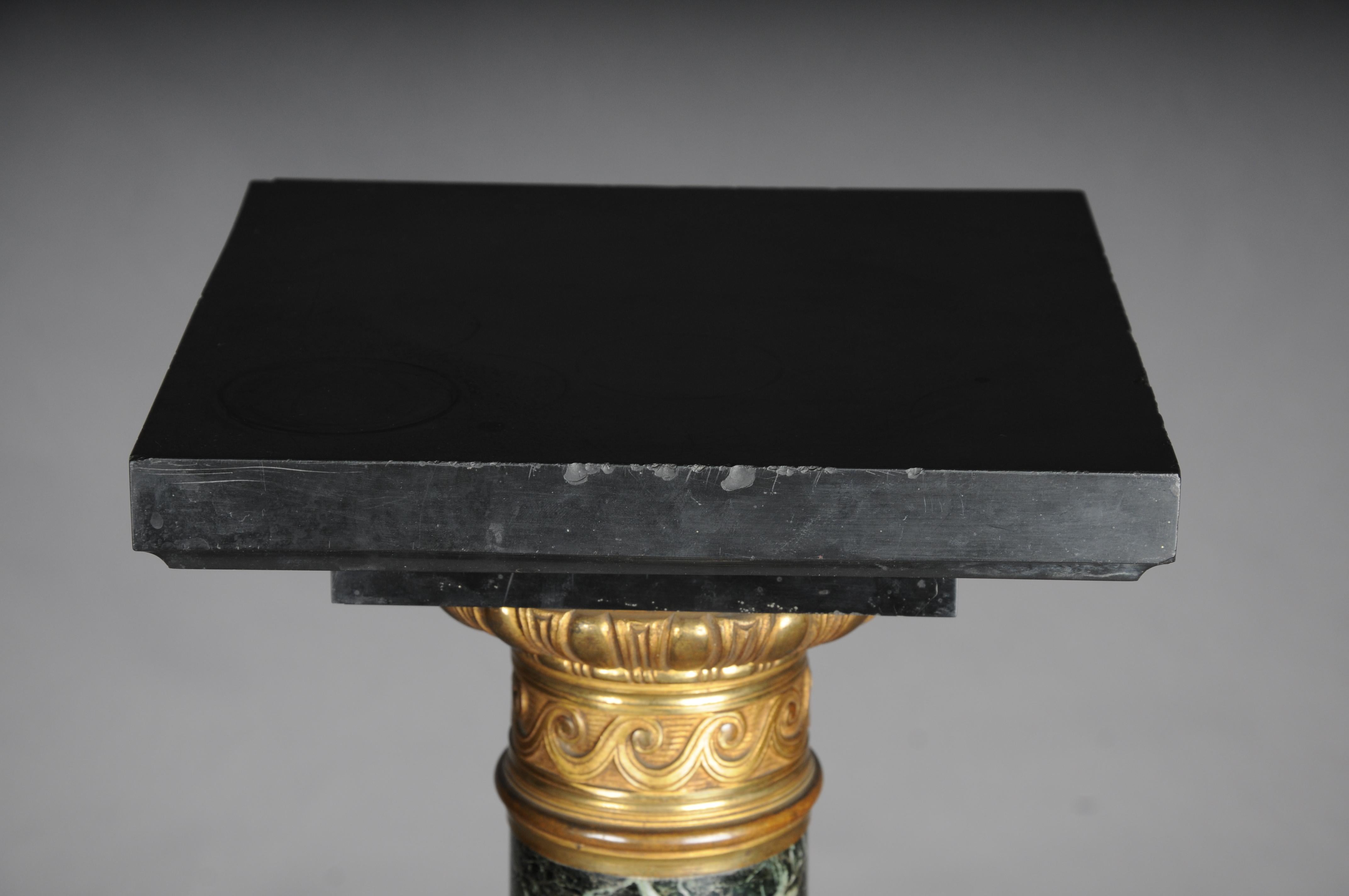 Gilt 20th Century Classic French marble column, black with gold brass. For Sale