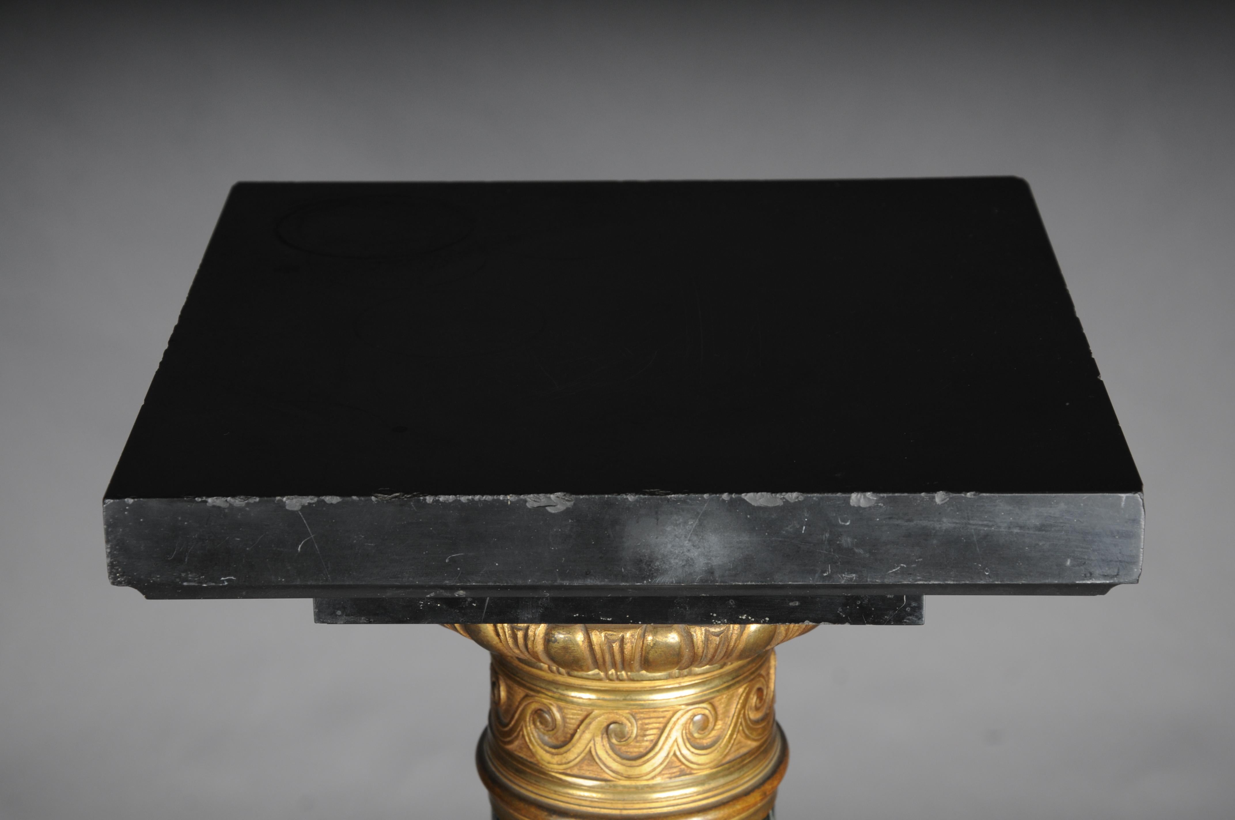 20th Century Classic French marble column, black with gold brass. In Good Condition For Sale In Berlin, DE