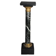 Siglo XX Columna clásica francesa de mármol, negra con latón dorado.
