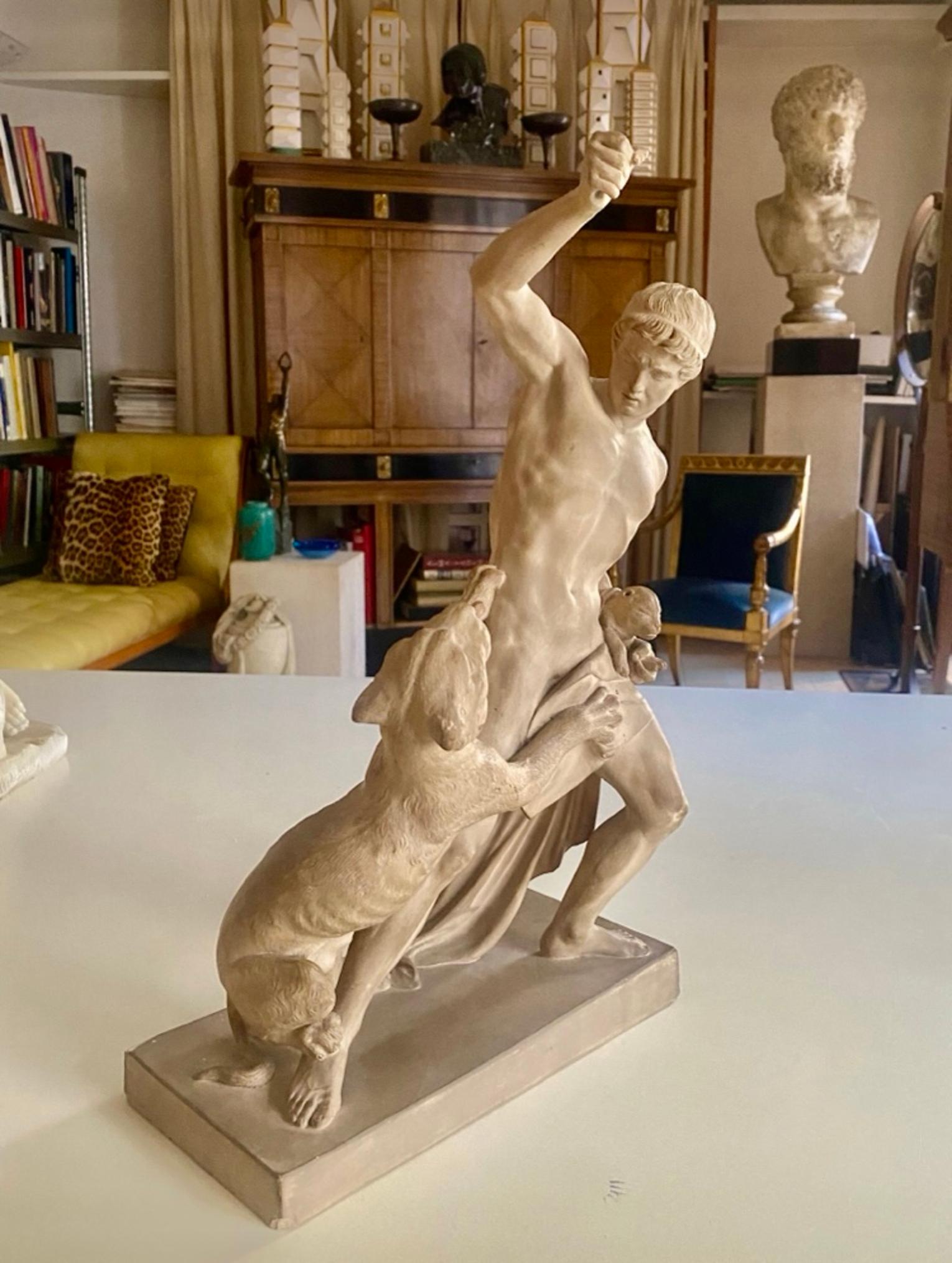 Eine schöne Terrakotta-Skulptur, die den Kampf eines jungen Mannes mit einer Raubkatze darstellt, der einen kleinen Welpen im Arm hält. Kannst du eine Darstellung von Herkules sein? Auf dem Sockel befindet sich eine Signatur, die jedoch nicht