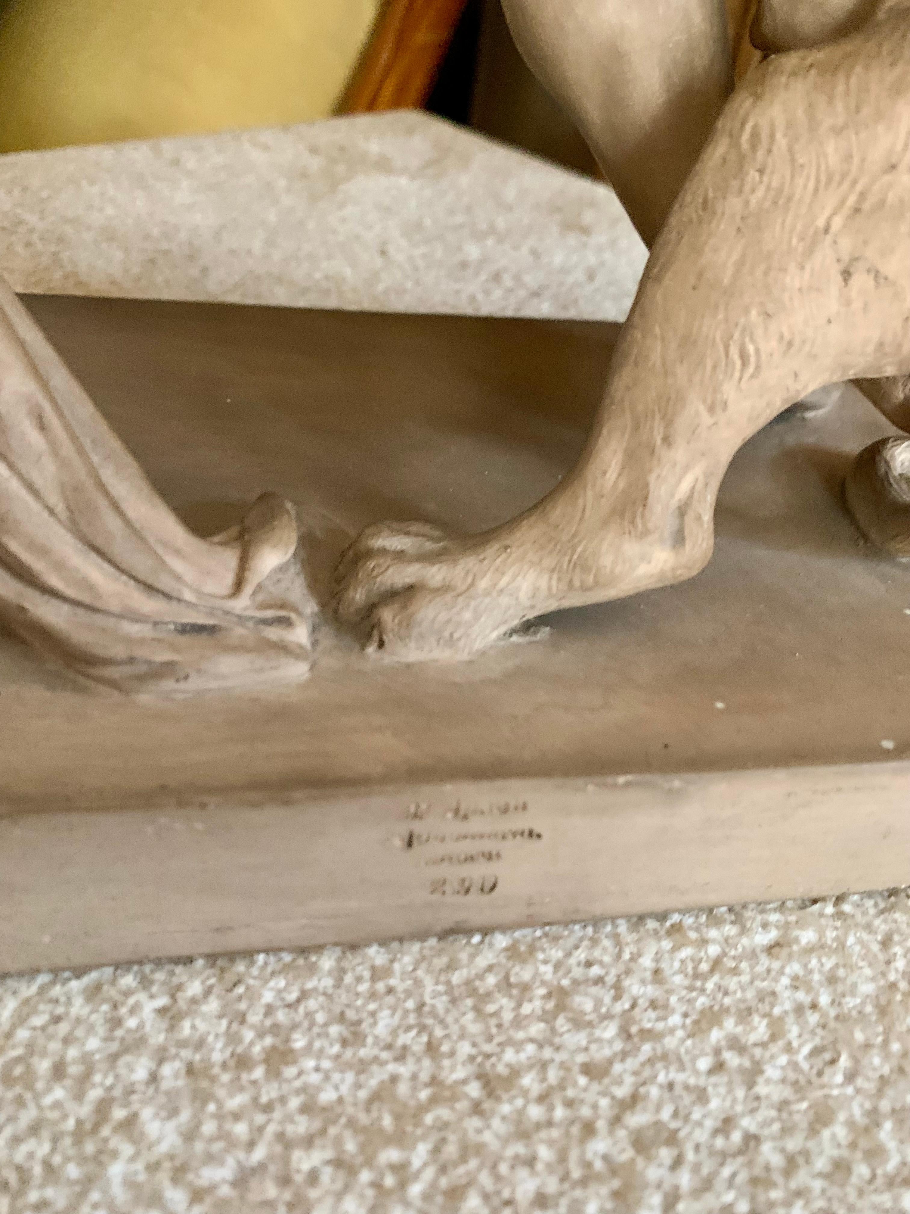 Sculpté à la main 20e siècle Sculpture classique en terre cuite Jeune homme se battant avec un lion  en vente