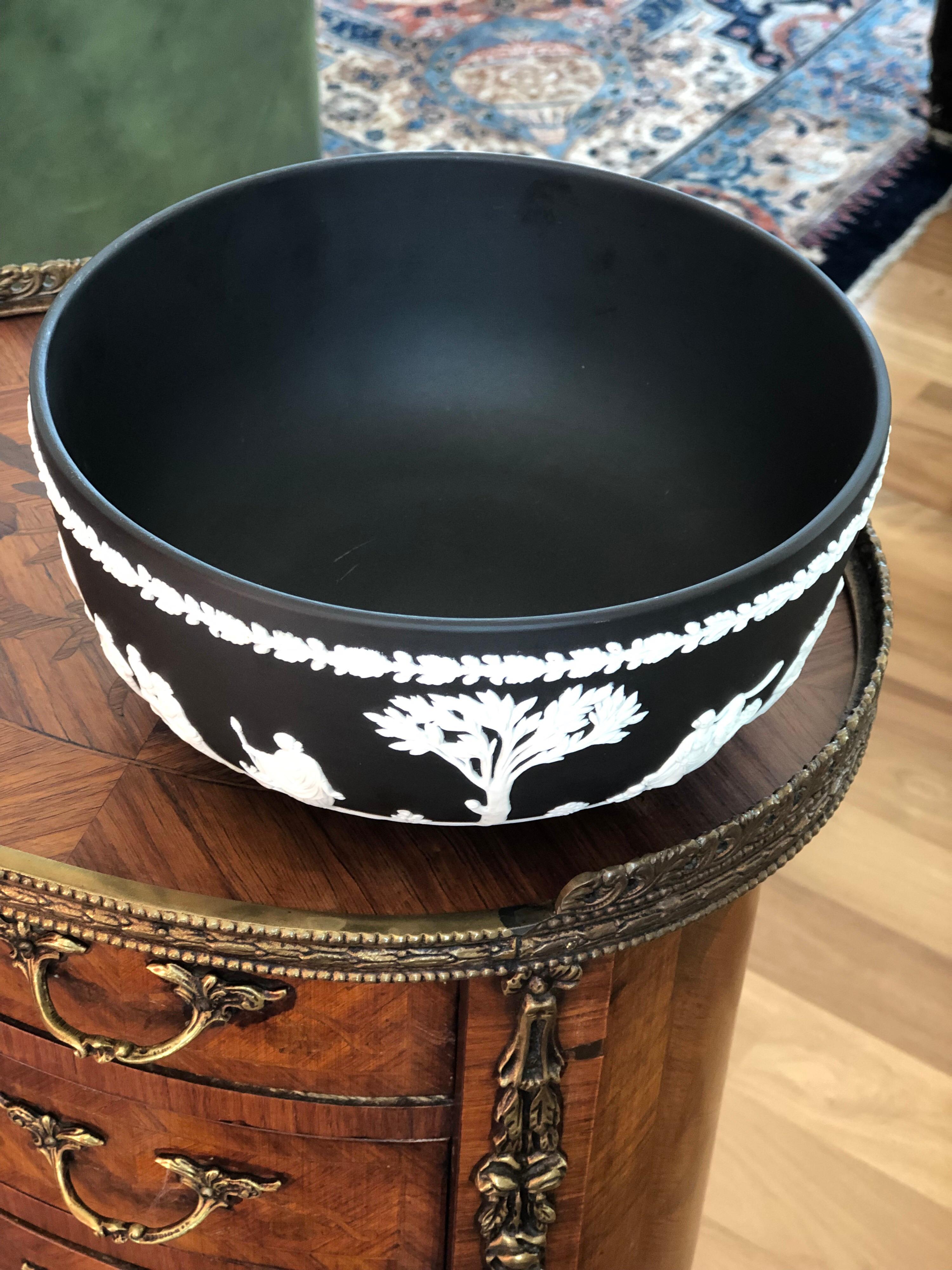Antique Wedgwood Jasperware bowl in black basalt in perfect condition. There are three different scenes and characters around the bowl.
England, circa 1970.