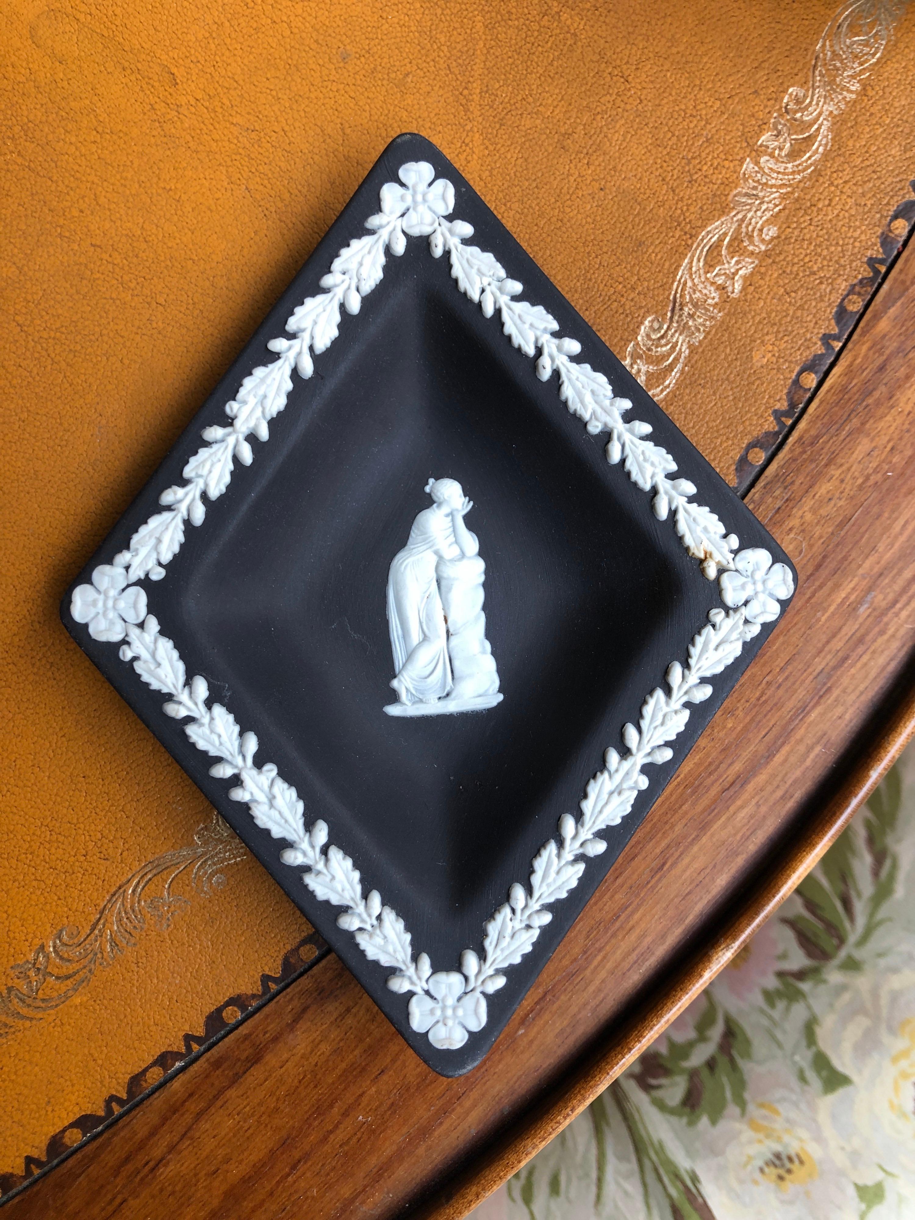 Antique Wedgwood vide poche or pin tray in black basalt in perfect condition.
England, circa 1960.