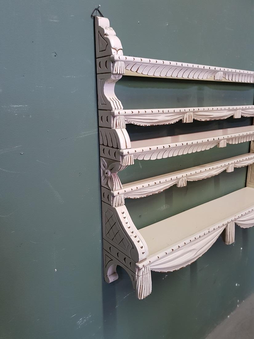 Classic white painted wooden plate rack in Louis XVI style, this is in a good condition with very light user marks all around. Originating from the second half of the 20th century.

The measurements are,
Depth 11 cm/ 4.3 inch.
Width 54 cm/ 21.2