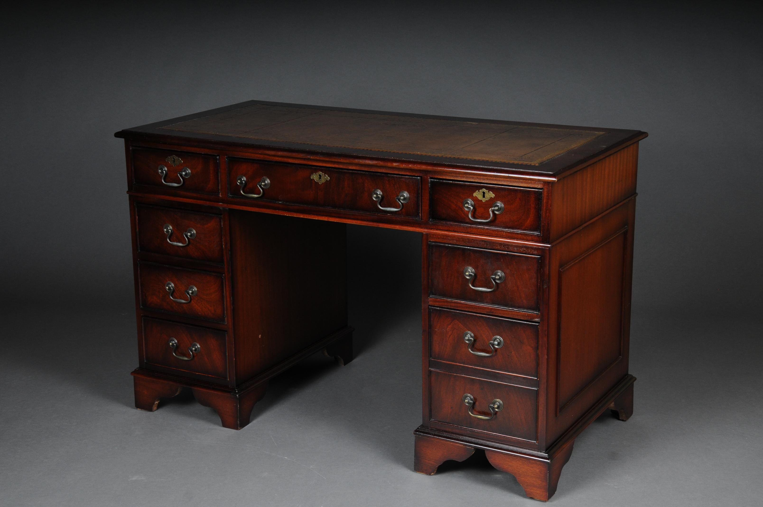 20th Century Classical English Writing Desk In Good Condition For Sale In Berlin, DE