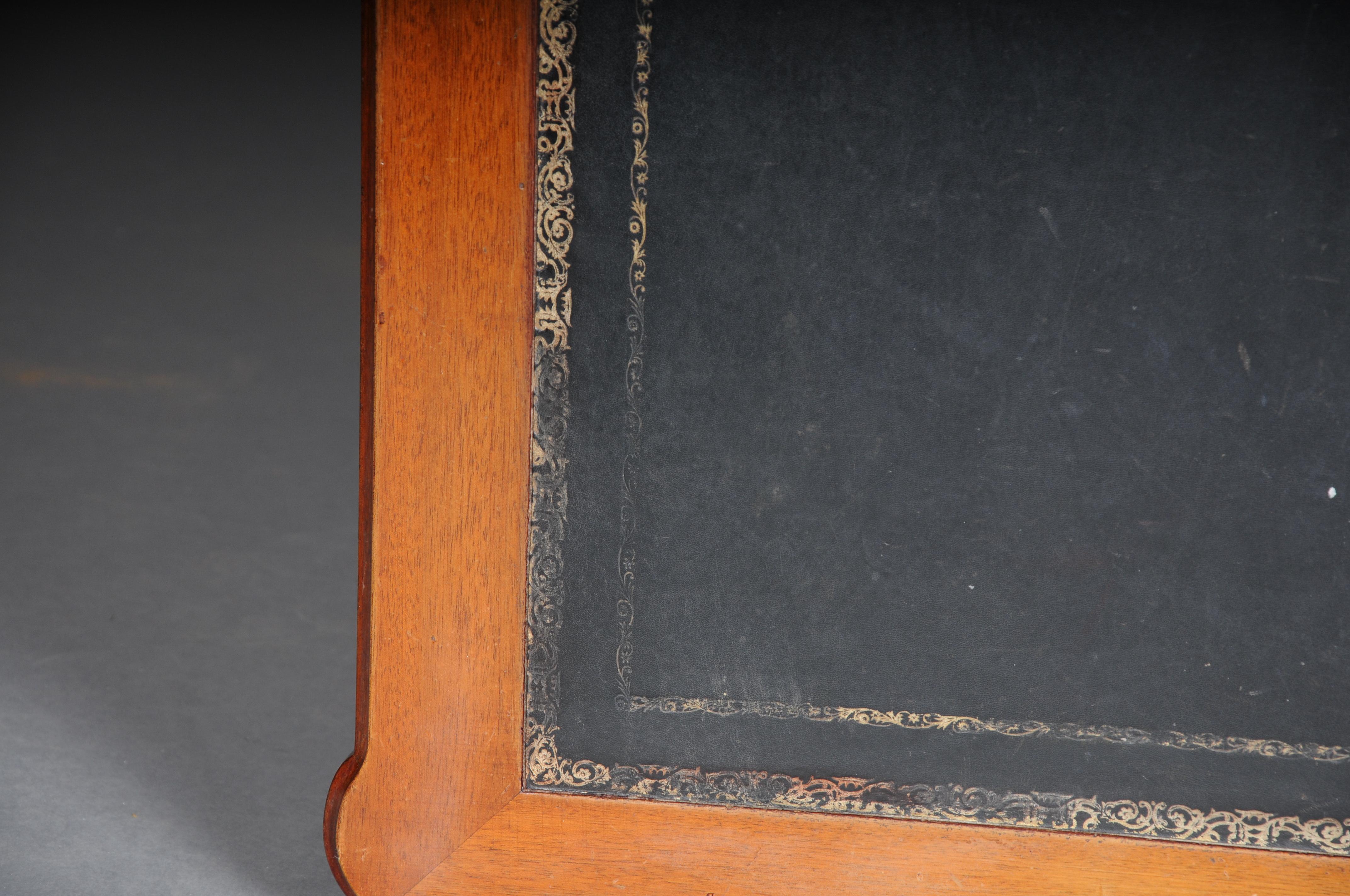 Table basse anglaise classique du 20e siècle avec plateau en cuir en vente 4