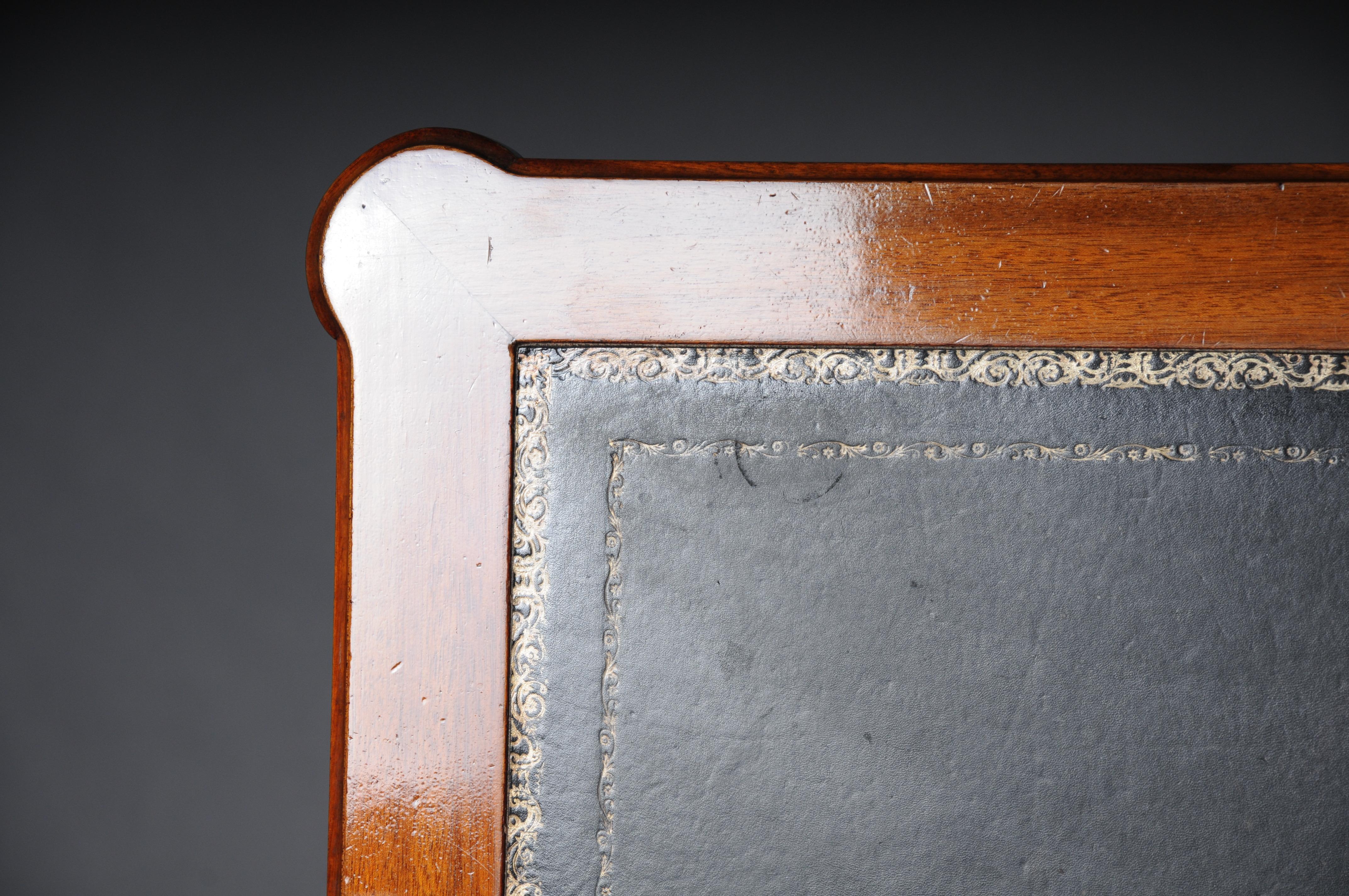 Table basse anglaise classique du 20e siècle avec plateau en cuir en vente 5