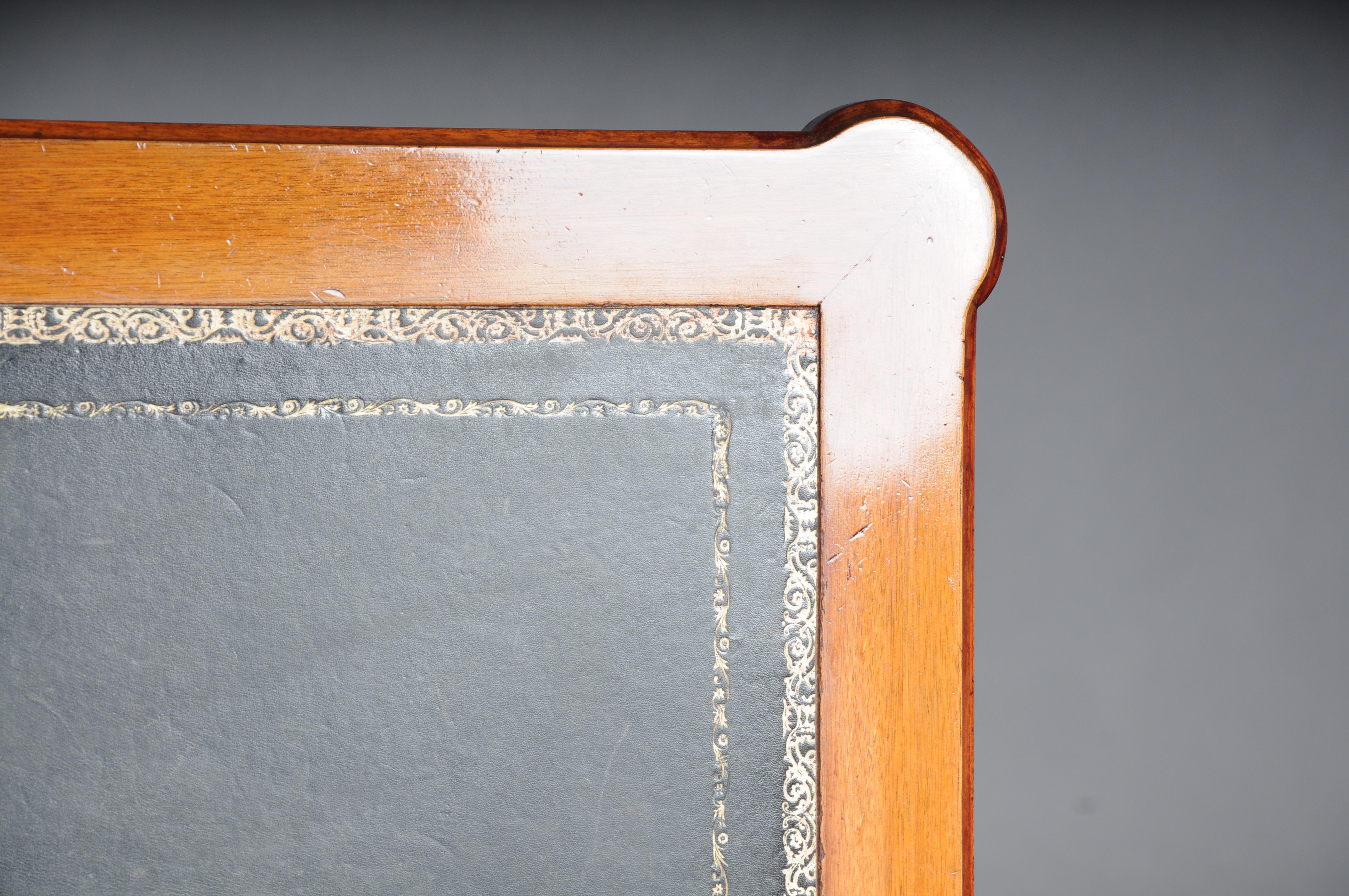 Table basse anglaise classique du 20e siècle avec plateau en cuir en vente 6