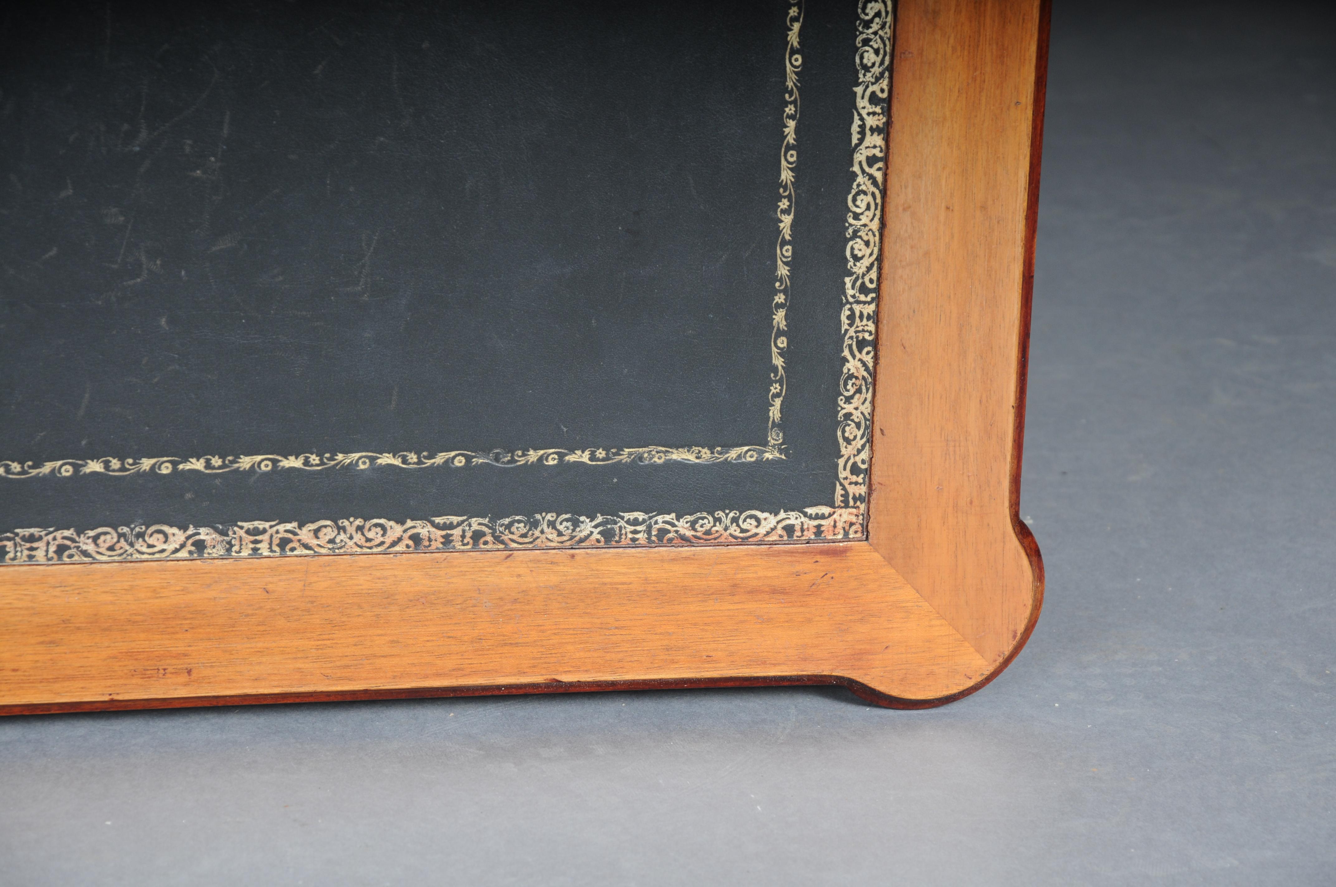 Table basse anglaise classique du 20e siècle avec plateau en cuir en vente 7