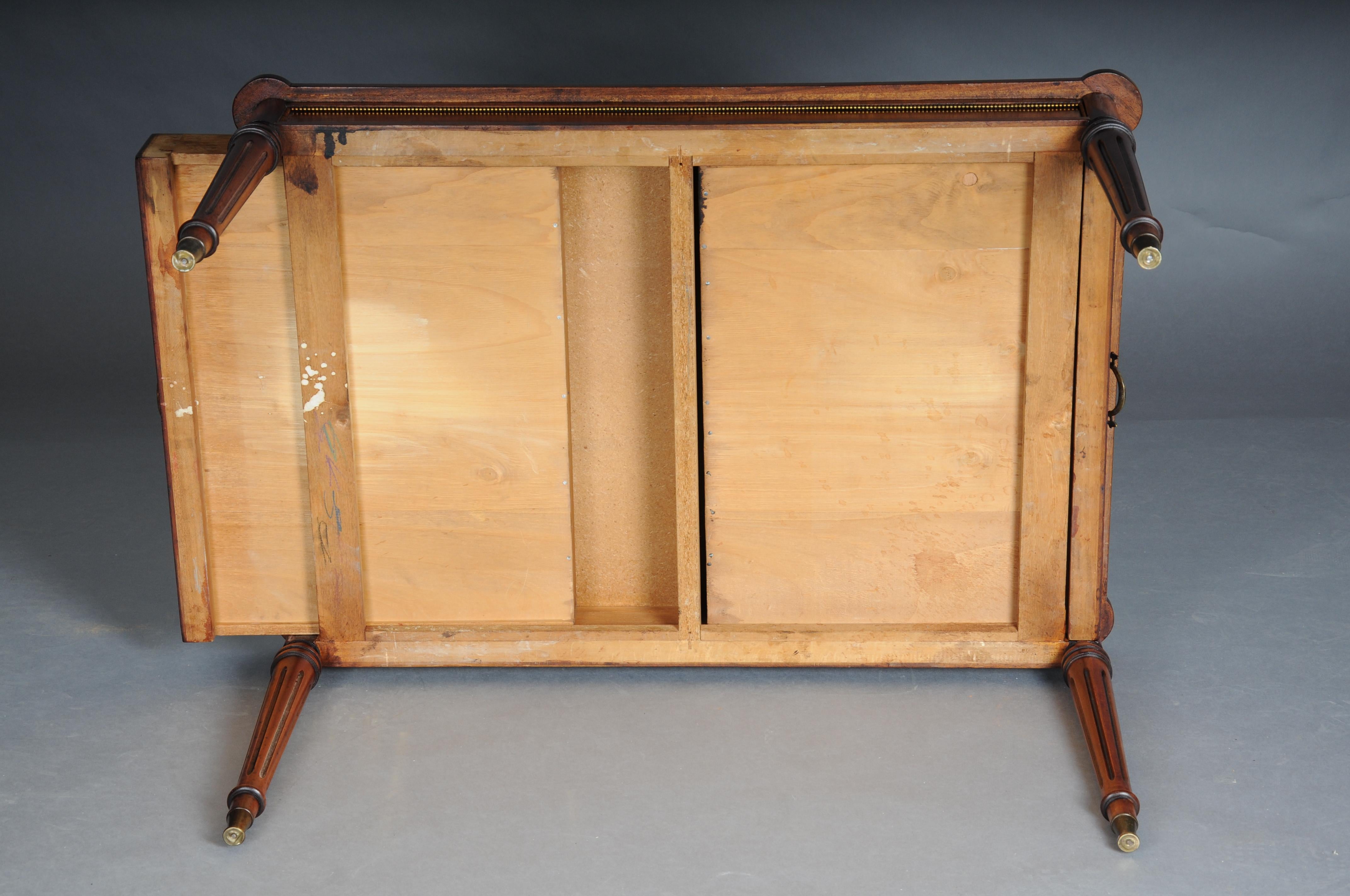 Table basse anglaise classique du 20e siècle avec plateau en cuir en vente 9