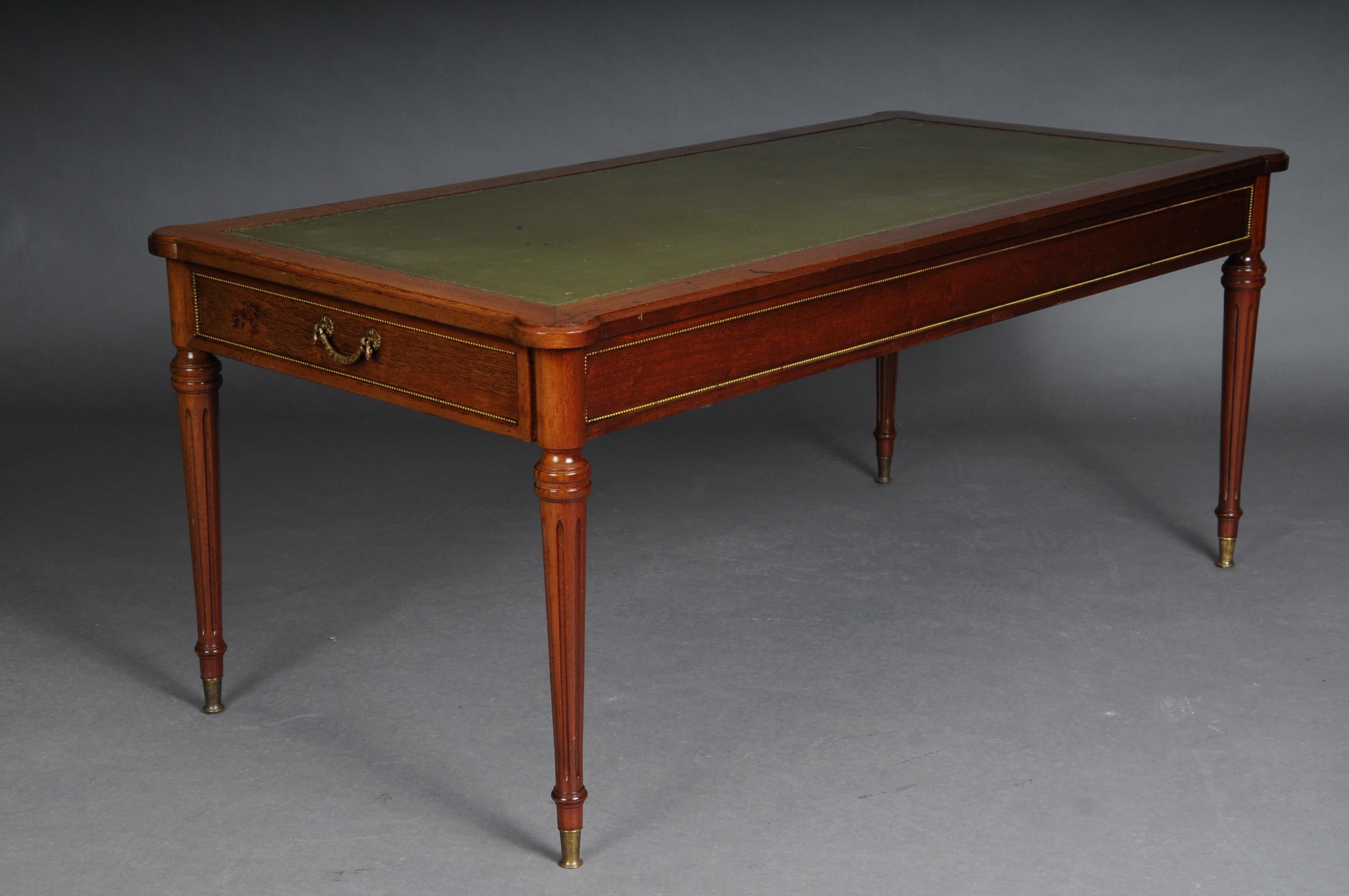 20th century Classicist English coffee table leather top

Body made of moving wood. Partially furnished in mahogany. On tapered and fluted areas.
Covered with green leather. Bronze fittings. One drawer on the front.

(A-162).