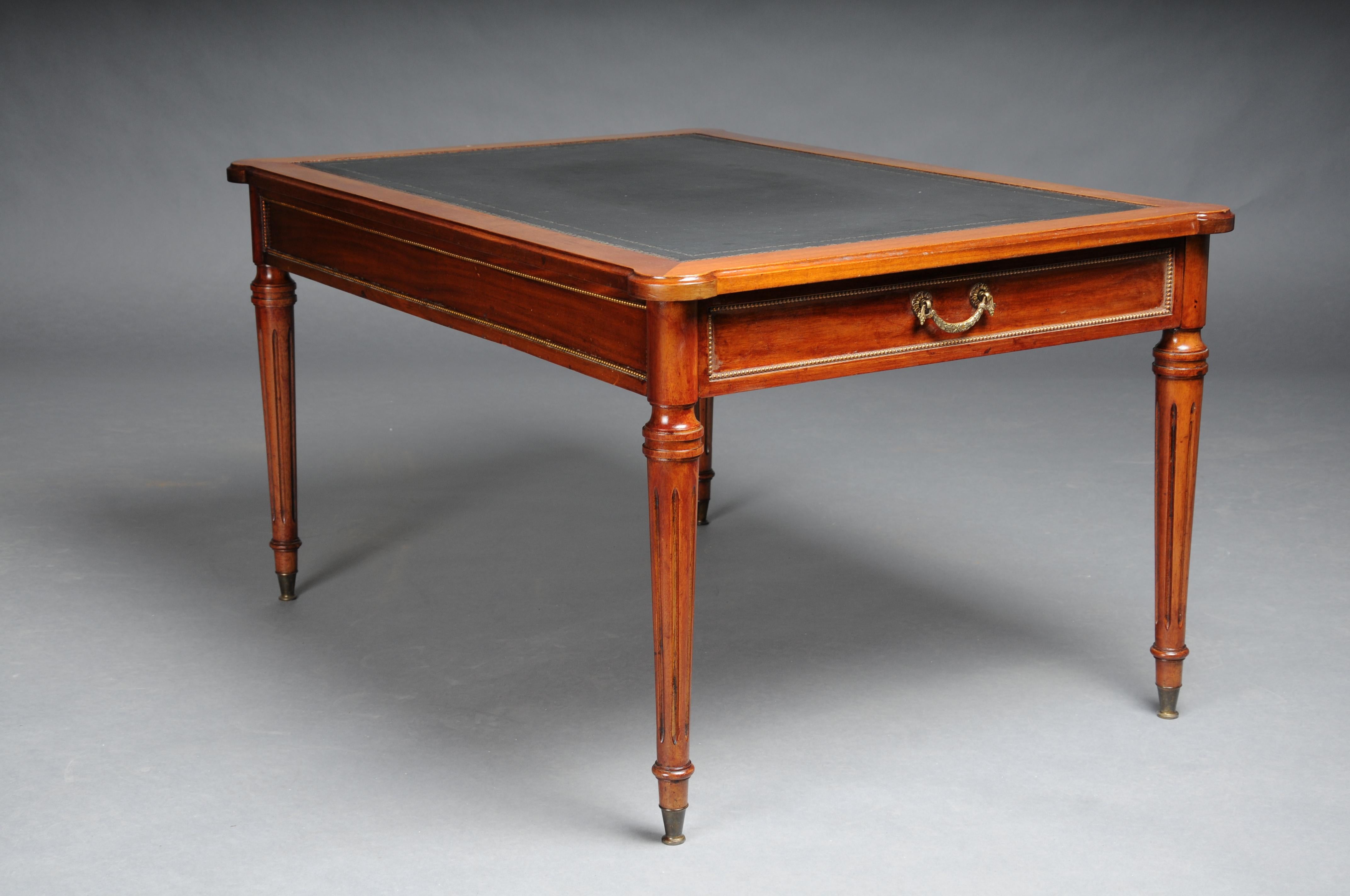 20th century Classicist English coffee table leather top

Body made of moving wood. Partially furnished in mahogany. On tapered and fluted areas.
Covered with black leather. Bronze fittings. both sides with drawers.

An absolutely adorable and