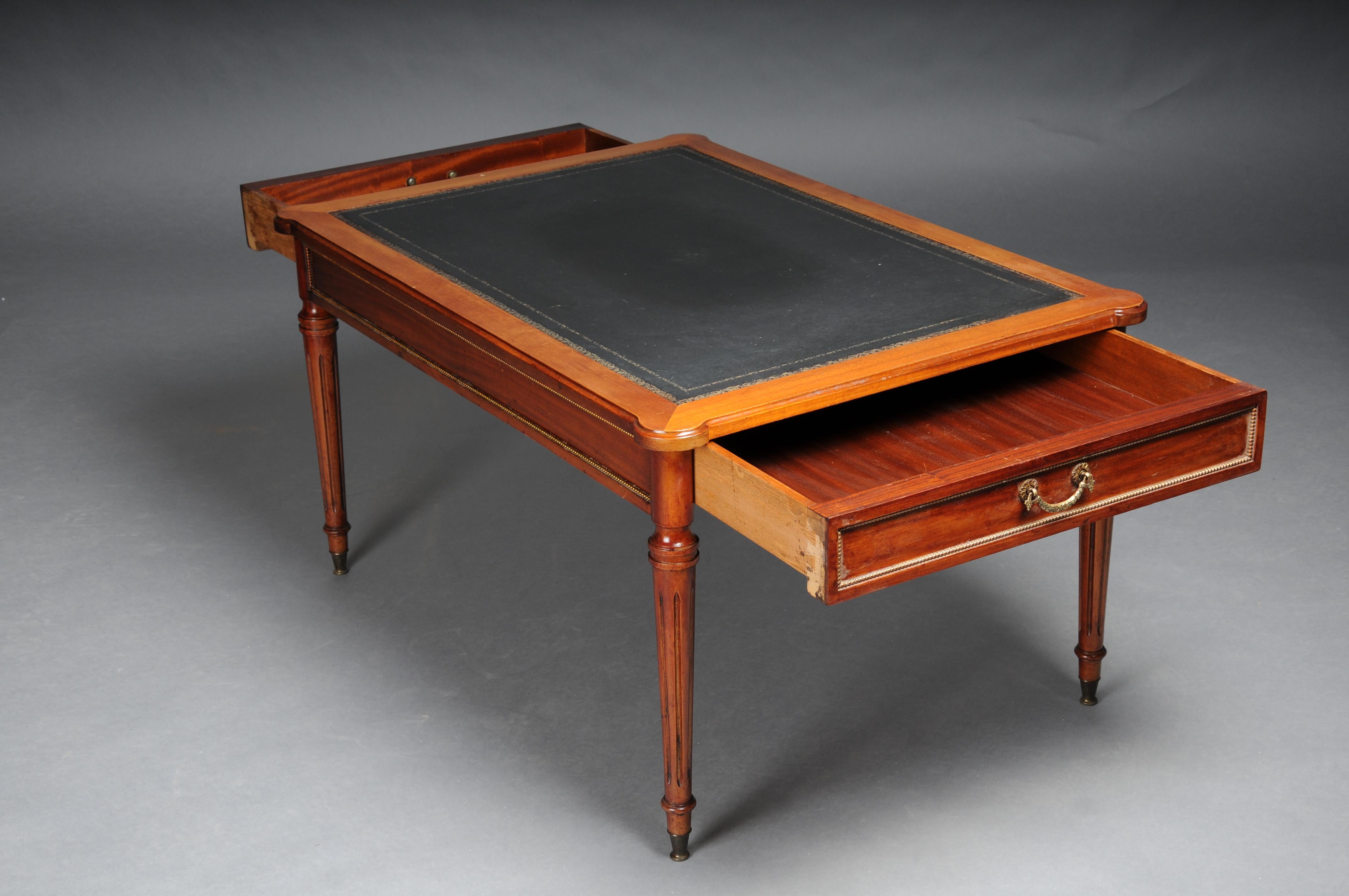 Anglais Table basse anglaise classique du 20e siècle avec plateau en cuir en vente