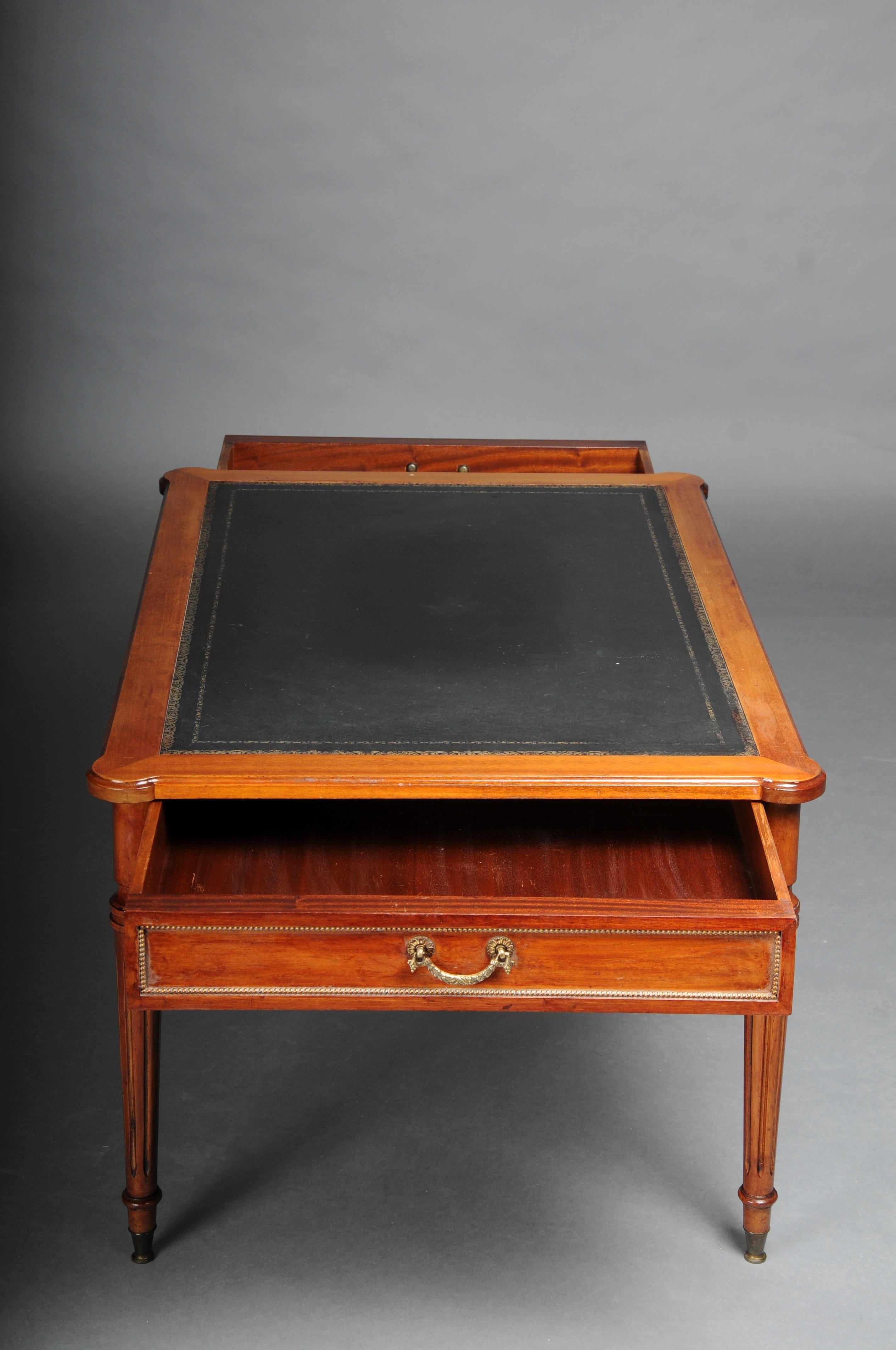 Embossé Table basse anglaise classique du 20e siècle avec plateau en cuir en vente