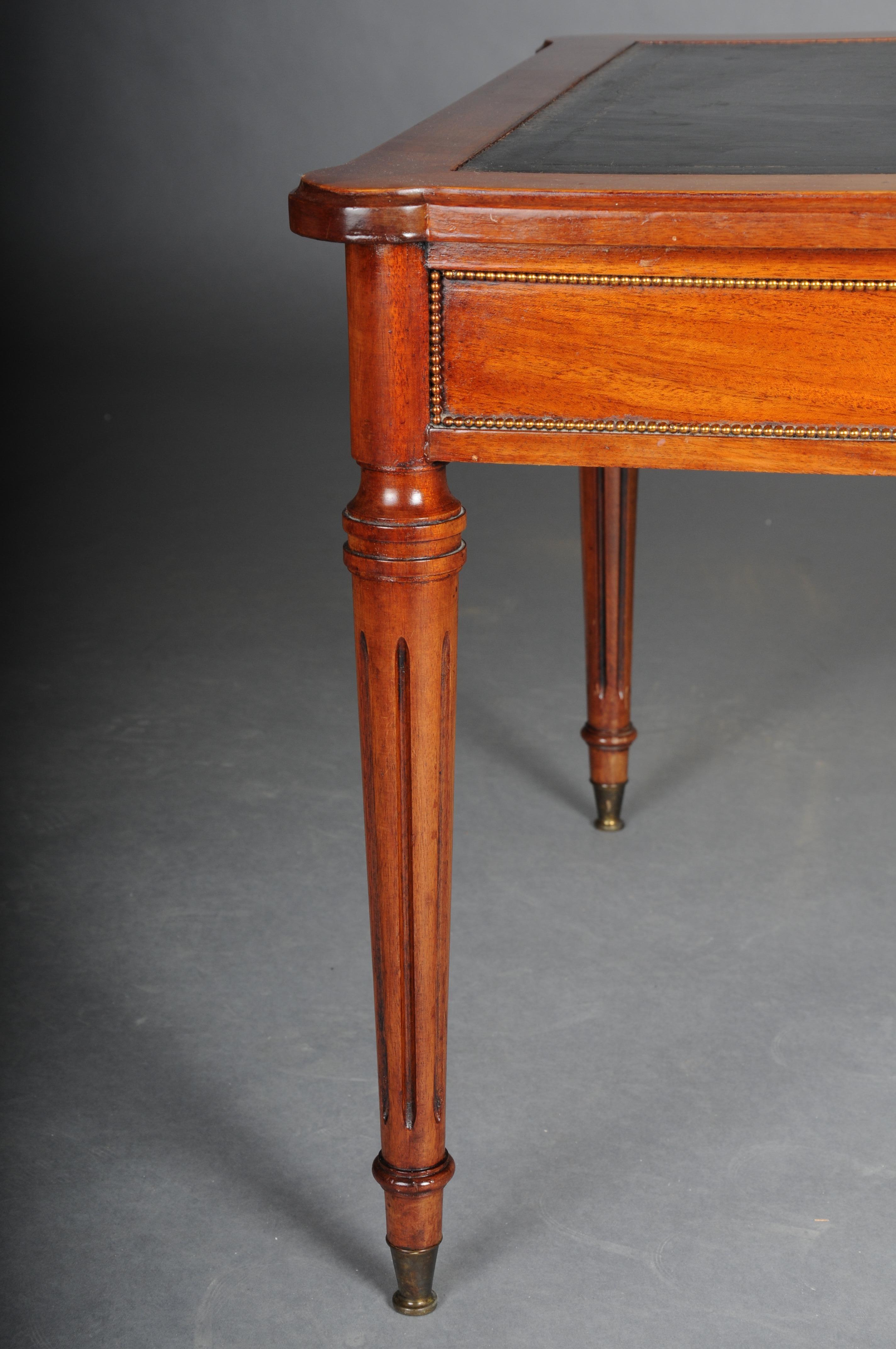 Table basse anglaise classique du 20e siècle avec plateau en cuir en vente 2