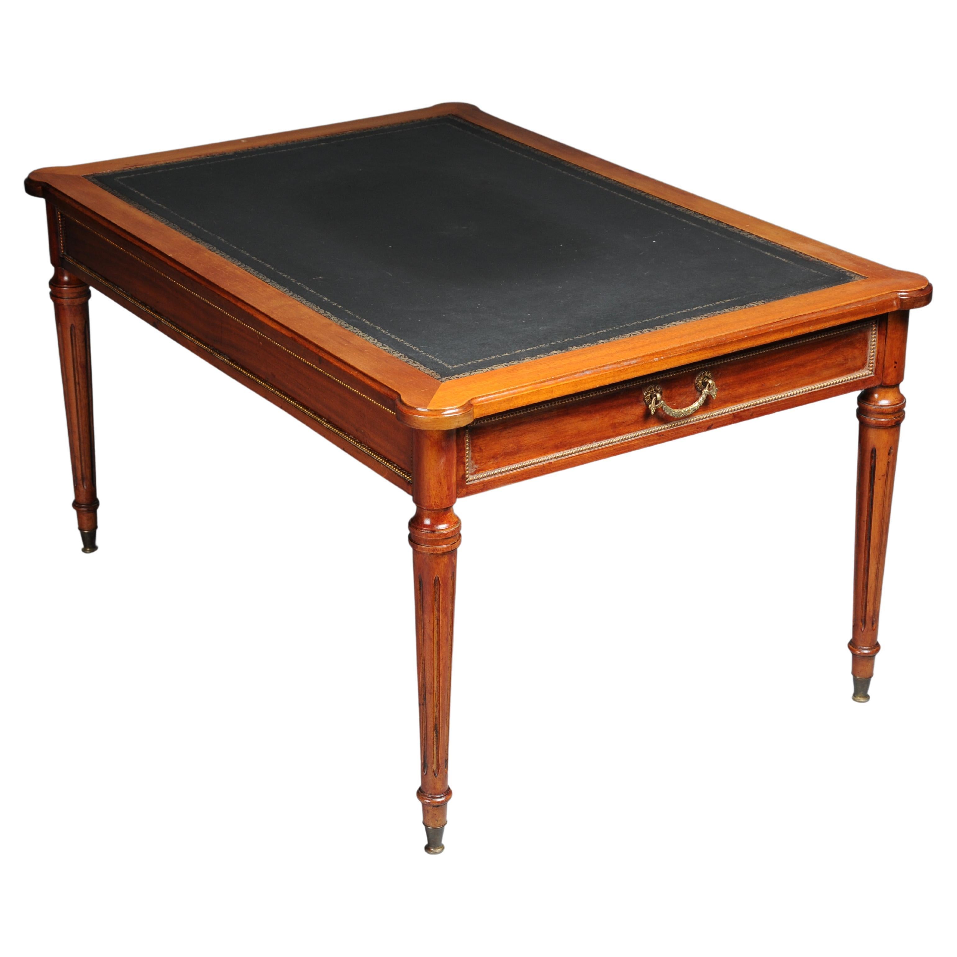 Table basse anglaise classique du 20e siècle avec plateau en cuir
