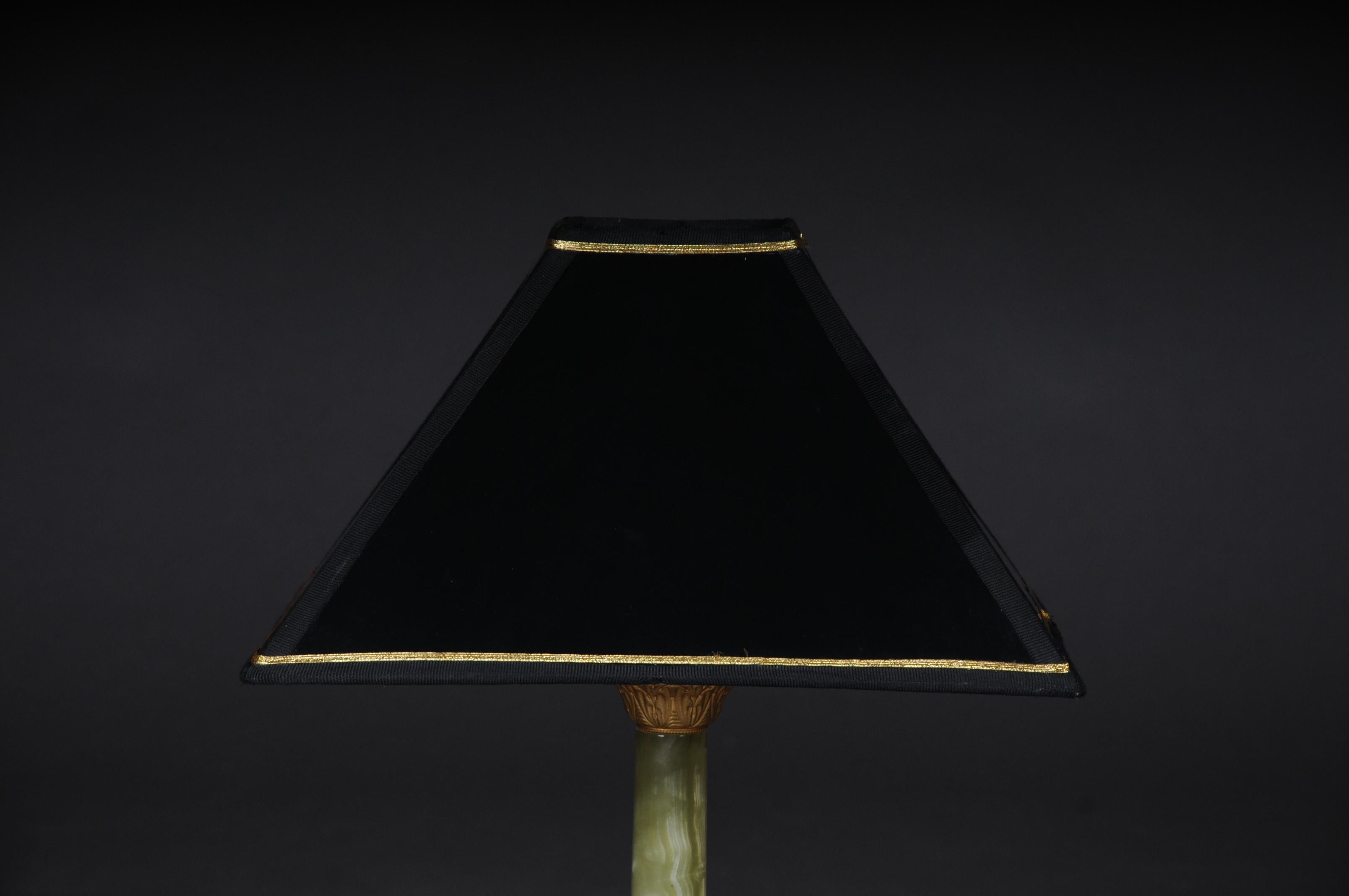 Classicist onyx table lamp with brass

Table lamp made of onxy stone. Brass elements in the classicist style. A socket, electrified. 20th century.

(F-104).