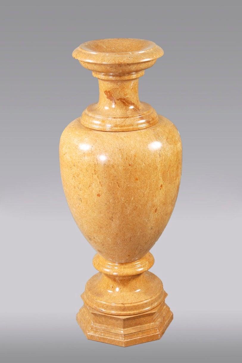 Monumentale vaso a cratere in marmo in stile classicista.
Marmo naturale di colore giallo oro.

(U-Hai-8).