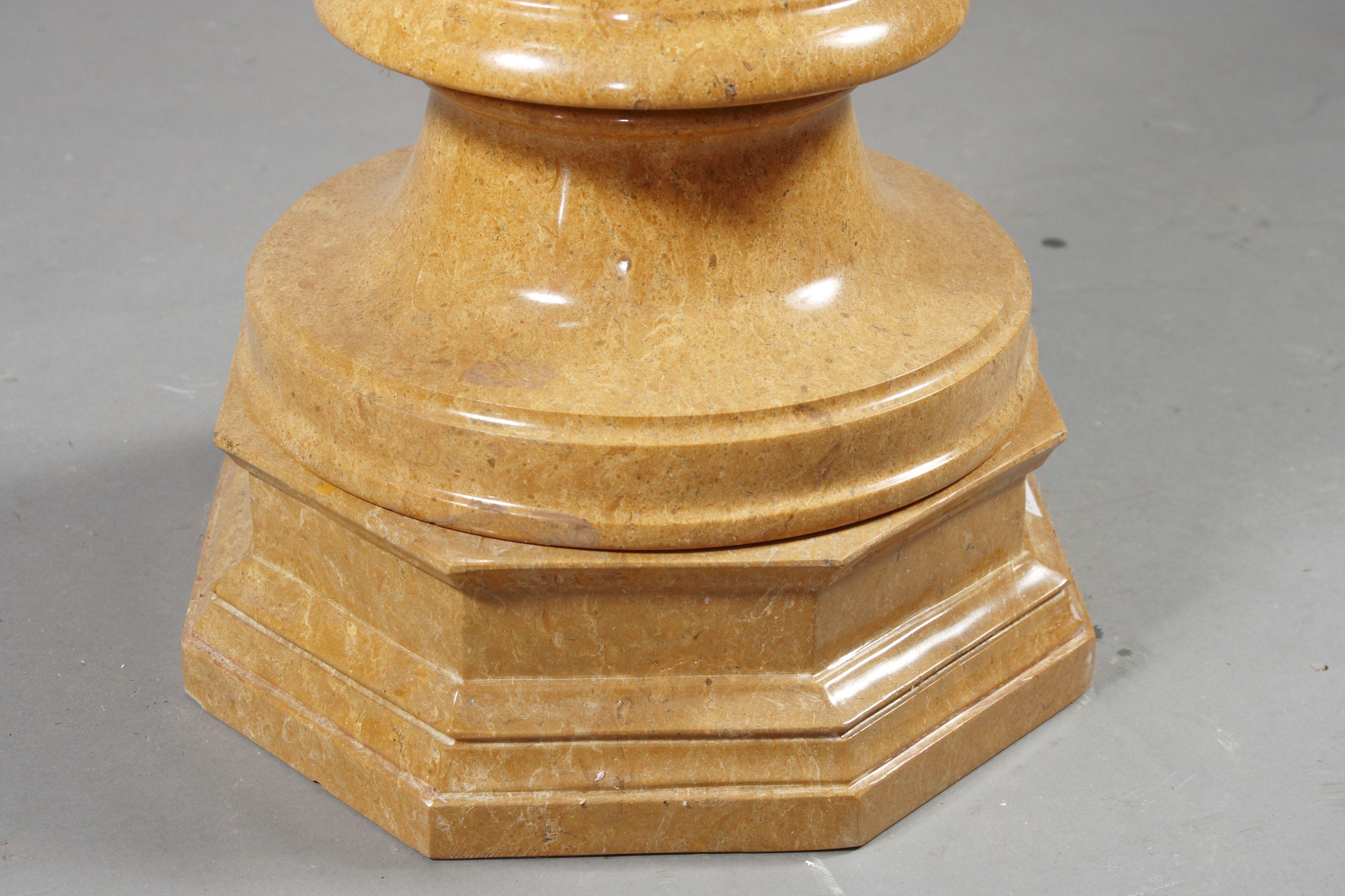 Monumentale Marmorkrater-Vase im klassizistischen Stil.
Natürlicher Marmor in Goldgelb.

(U-Hai-8).