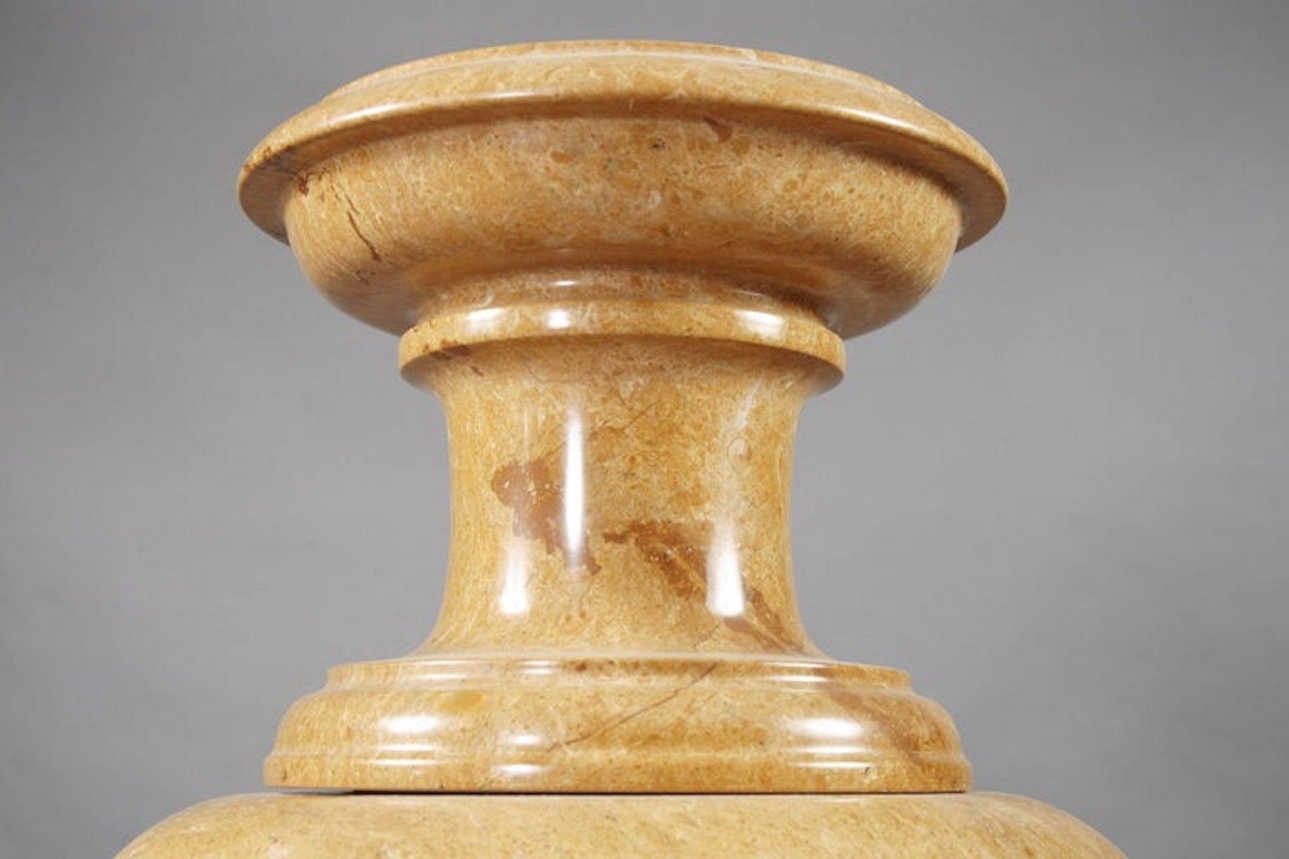 Marmo Vaso a cratere in marmo in stile classicista del XX secolo in vendita