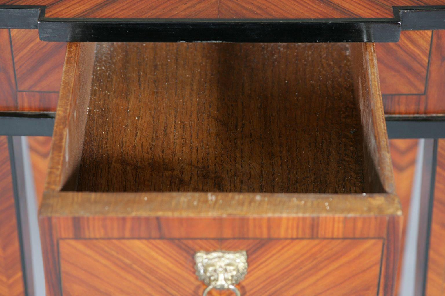 Table d'appoint de style classique du XXe siècle en vente 4