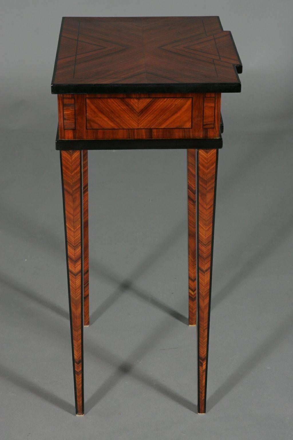 Occasional table in classicist style.
Palisander on pinewood, framed marquetry fields from band intarsia.

(G-Sam-16).
   