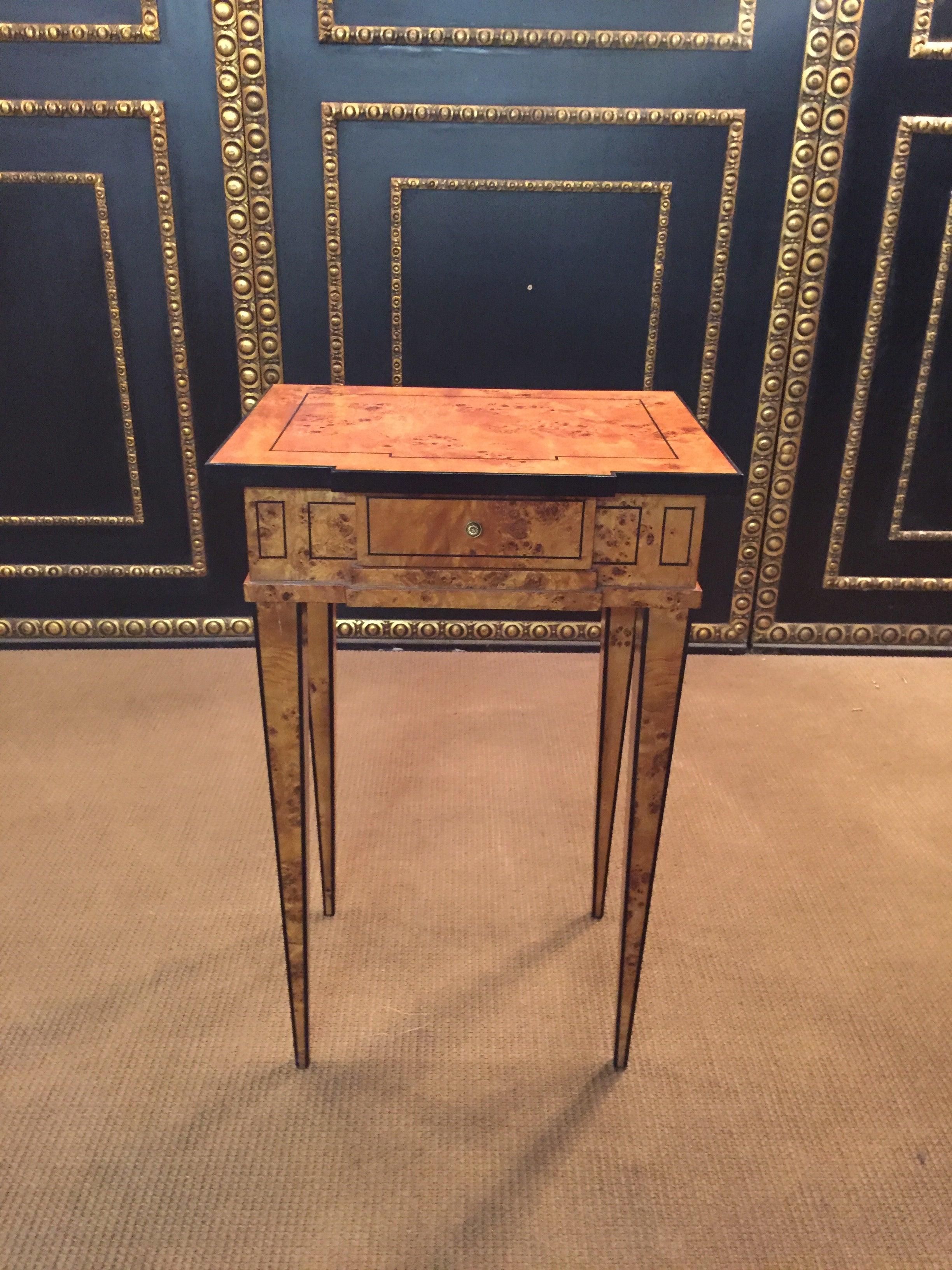 20th. Occasional table in classicist style. Bird’s-eye maple on pinewood,
framed marquetry fields from band intarsia.