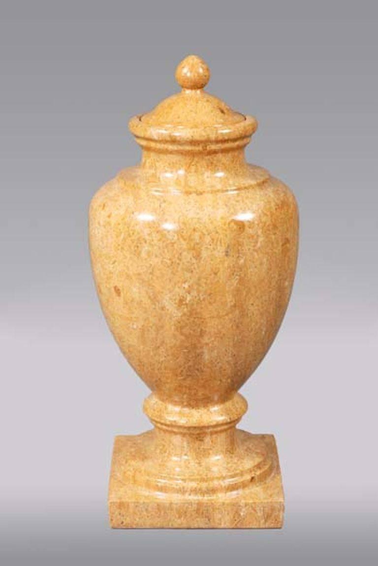 vase im klassizistischen Stil des 20. Jahrhunderts mit Deckel. Natürlicher Marmor in Gold. 

(U-Hai-13).