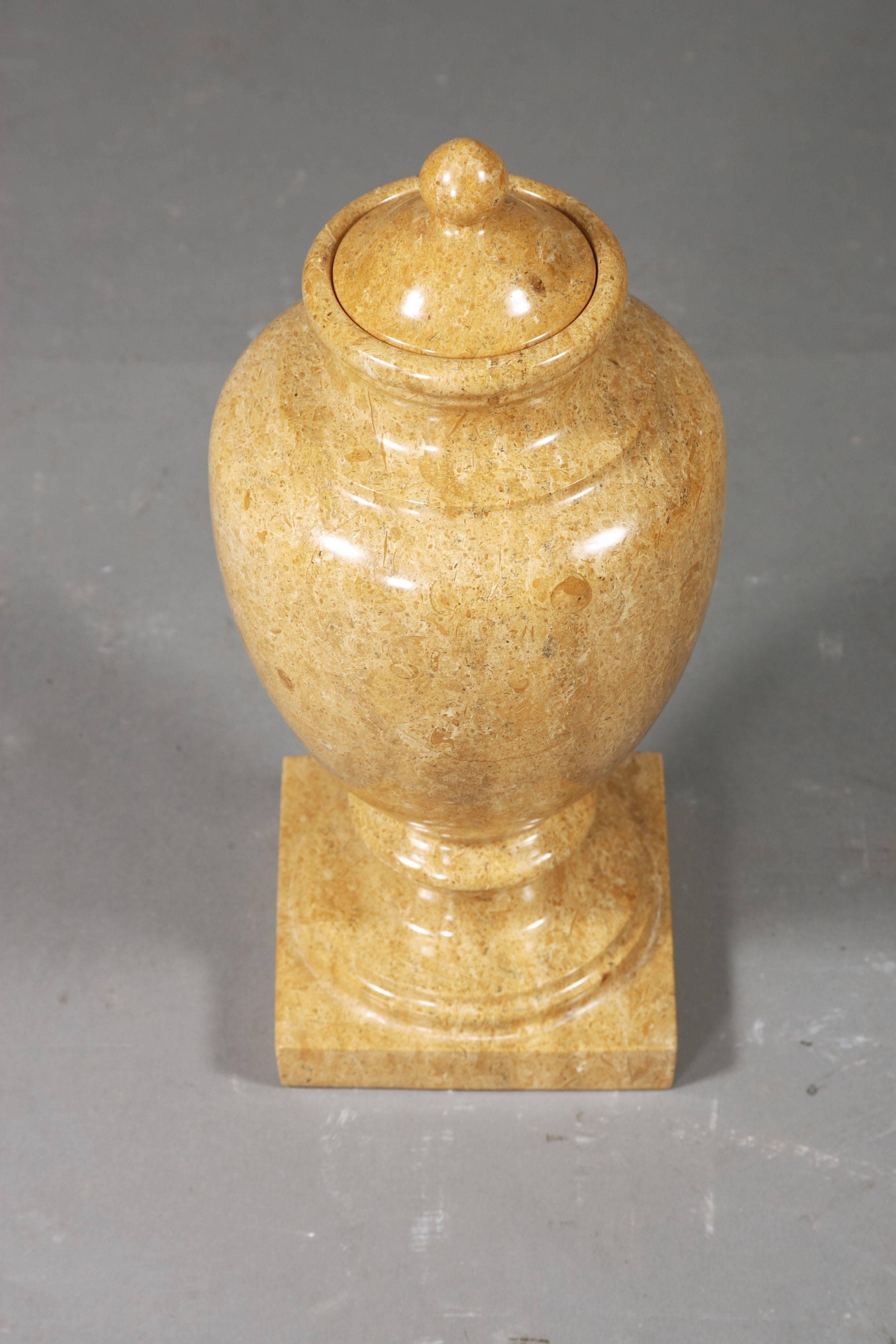Vase im klassizistischen Stil des 20. Jahrhunderts mit Deckel (Neoklassisch) im Angebot