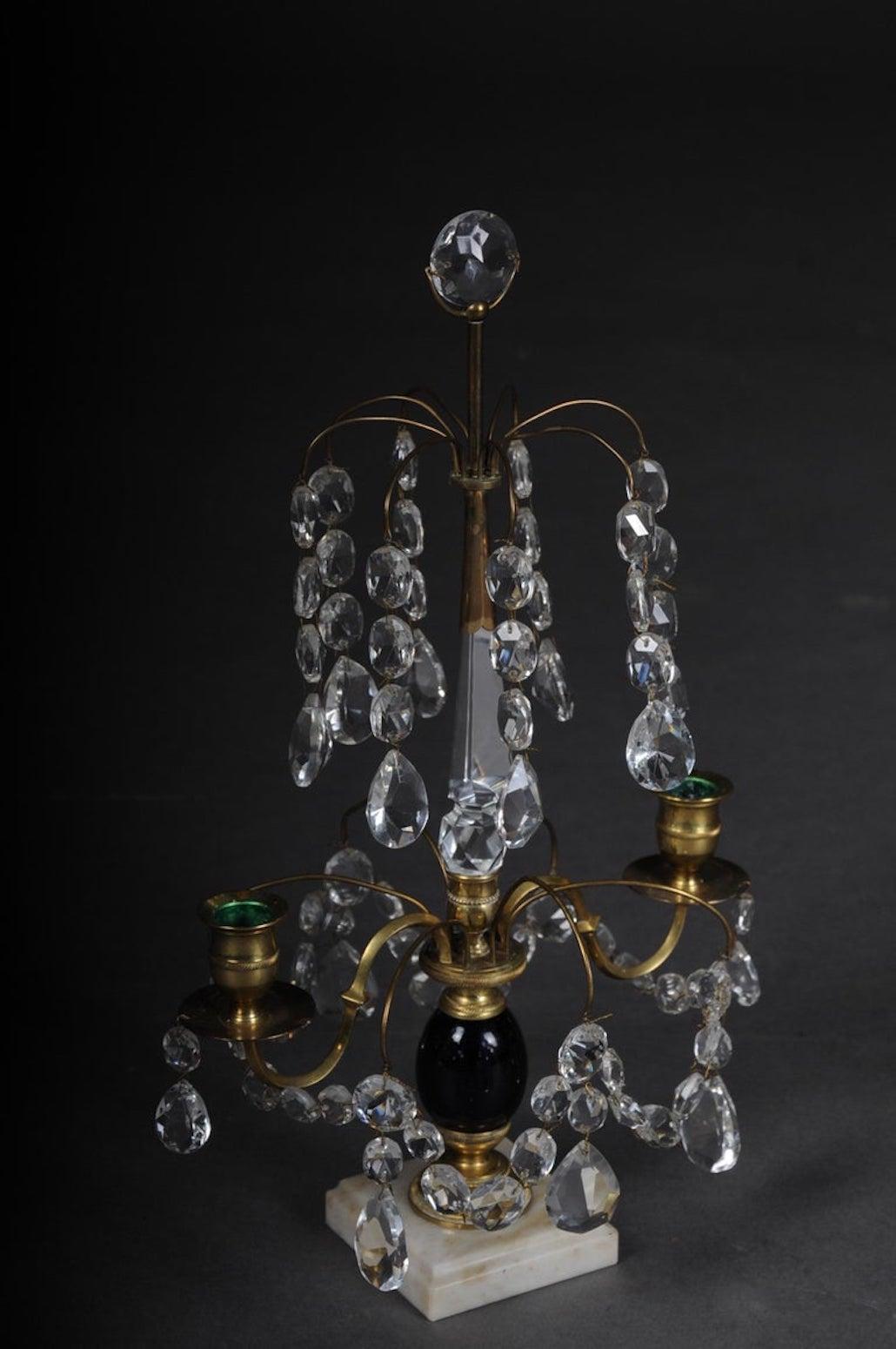 Girandola/candeliere impero svedese del XX secolo, circa 1900

Cristallo sospeso con base in marmo e montatura in ottone.
Ottone collegato da cordoni di prismi sfaccettati e cablati a mano nel corso. Su un basamento quadrato in marmo bianco, il