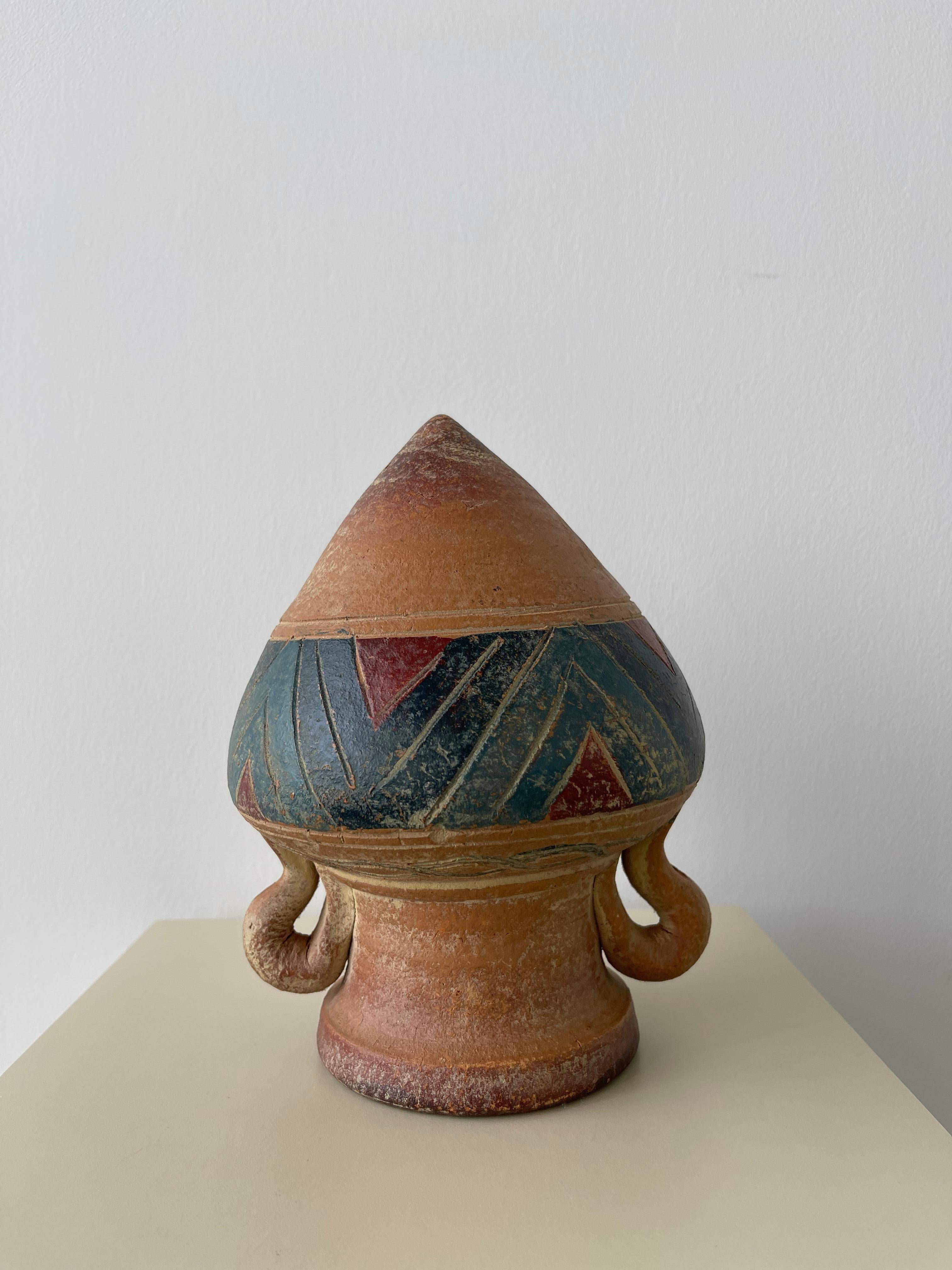 Il vaso ad anfora in argilla del XX secolo è stato realizzato a mano con tecniche di pittura e incisione. Forma unica a pendolo con due maniglie.

Dimensioni:
9