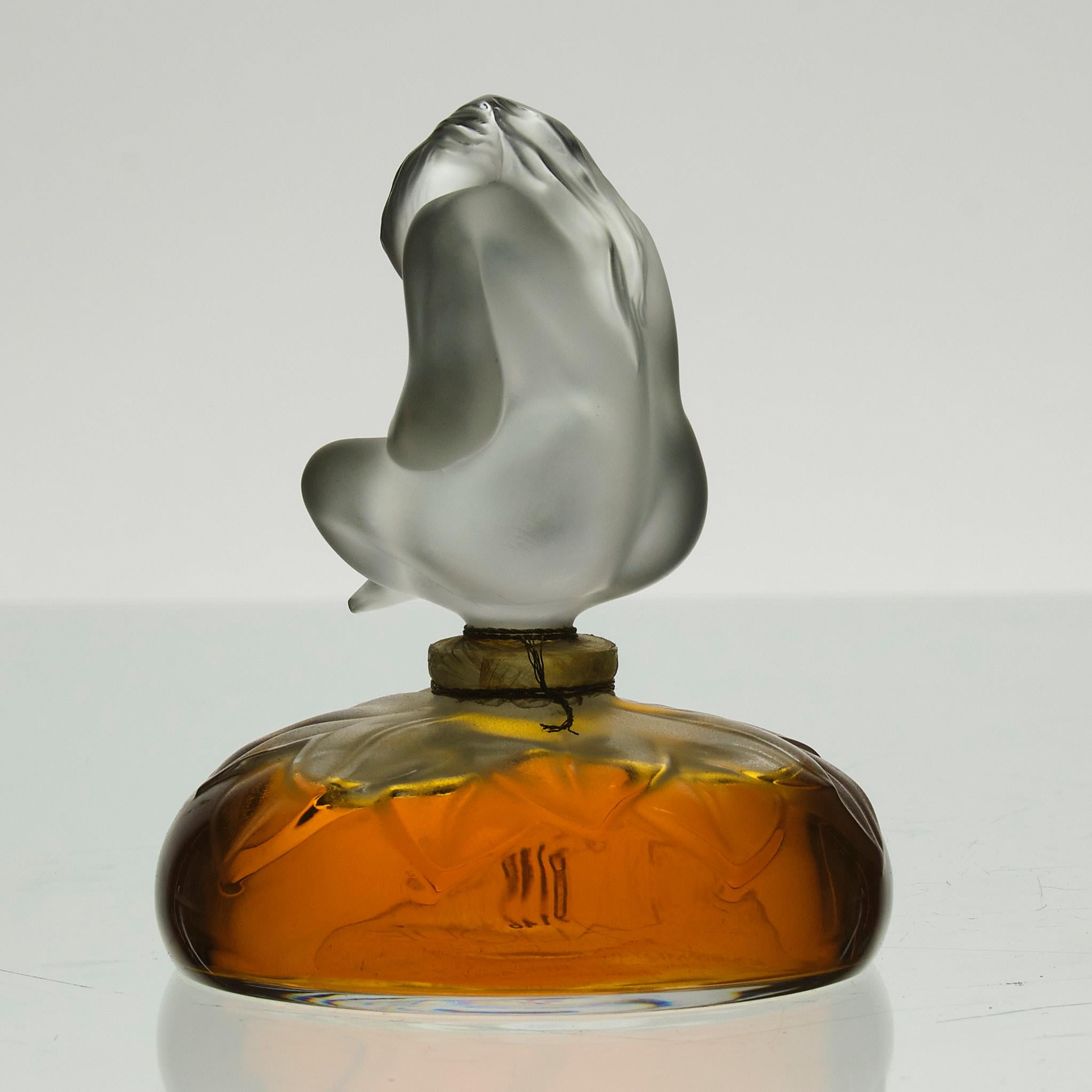 Flacon de parfum transparent du 20e siècle intitulé « La Nu Flacon » de Marie-Claude Lalique en vente 2