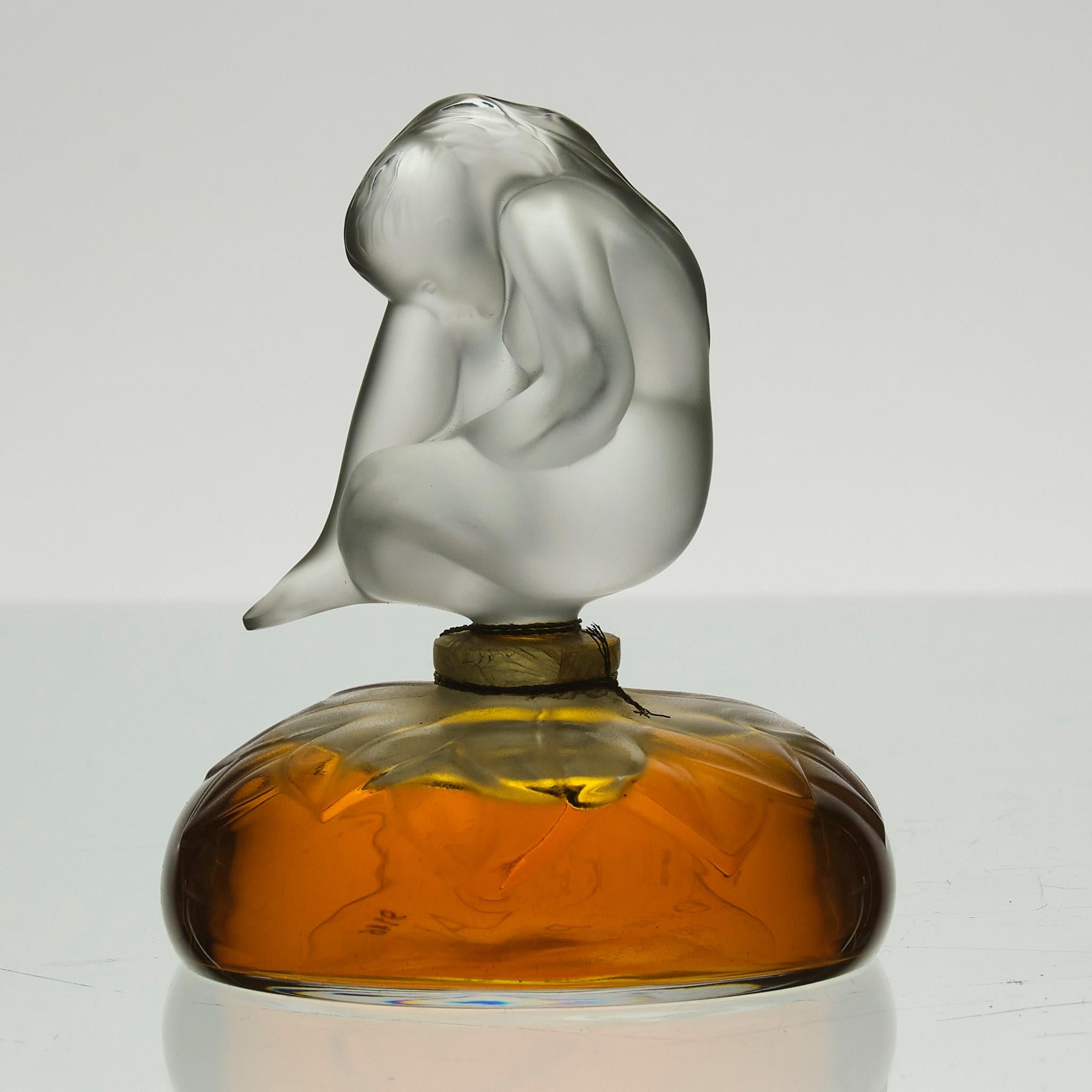 Moderne Flacon de parfum transparent du 20e siècle intitulé « La Nu Flacon » de Marie-Claude Lalique en vente