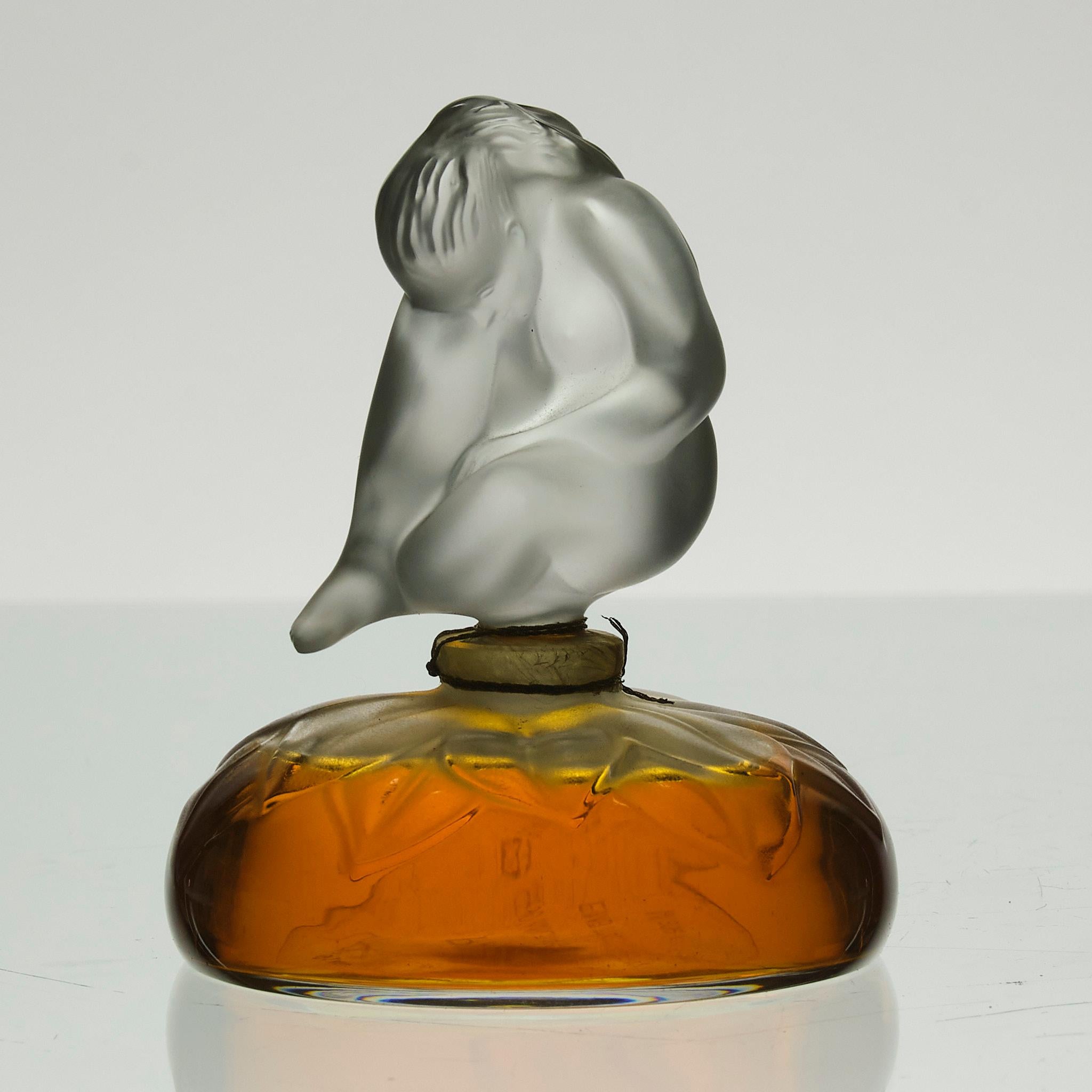 Français Flacon de parfum transparent du 20e siècle intitulé « La Nu Flacon » de Marie-Claude Lalique en vente