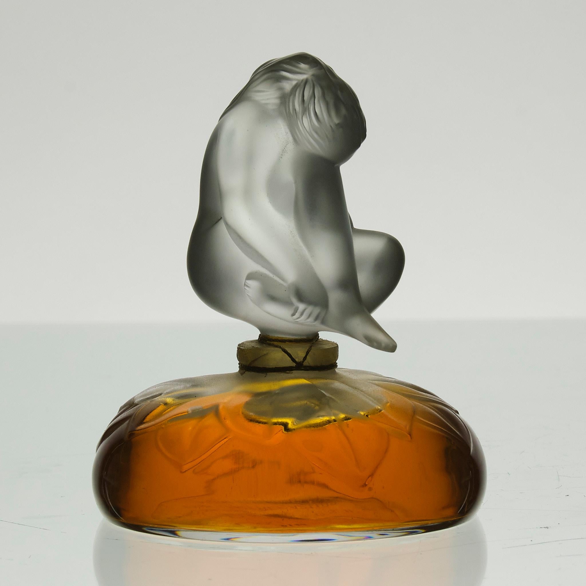 Flacon de parfum transparent du 20e siècle intitulé « La Nu Flacon » de Marie-Claude Lalique Excellent état - En vente à London, GB